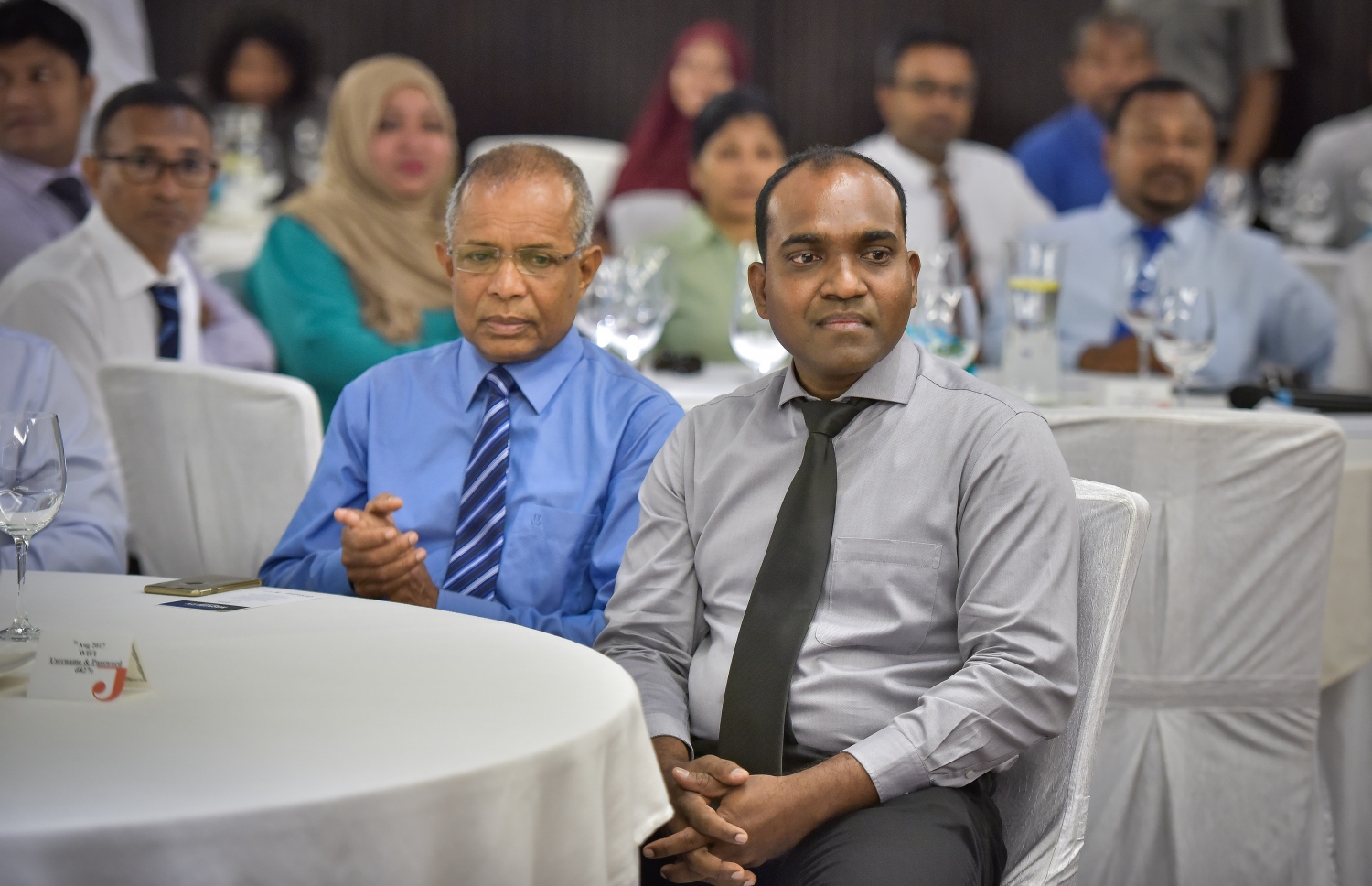 މާލެ: އޮގަސްޓް 20، 2017: ޒުވާނުން ފަތުރުވެރިކަމުގެ ދާއިރާއަށް ތައްޔާރު ކުރަން ޔުނިވާސަލް ފައުންޑޭޝަނުން ވިލާ ކޮލެޖާ ގުޅިގެން ހޮޓެލް ޖެންގައި ބޭއްވި ރަސްމިއްޔާތުގައި ޔުނިވާސަލް އާއި ވިލާ ކޮލެޖުގެ އިސްވެރިންނާއި ބައިވެރިވެ ވަޑައިގަންނަވަނީ-- މިހާރު ފޮޓޯޯ: ނިޝާން އަލީ