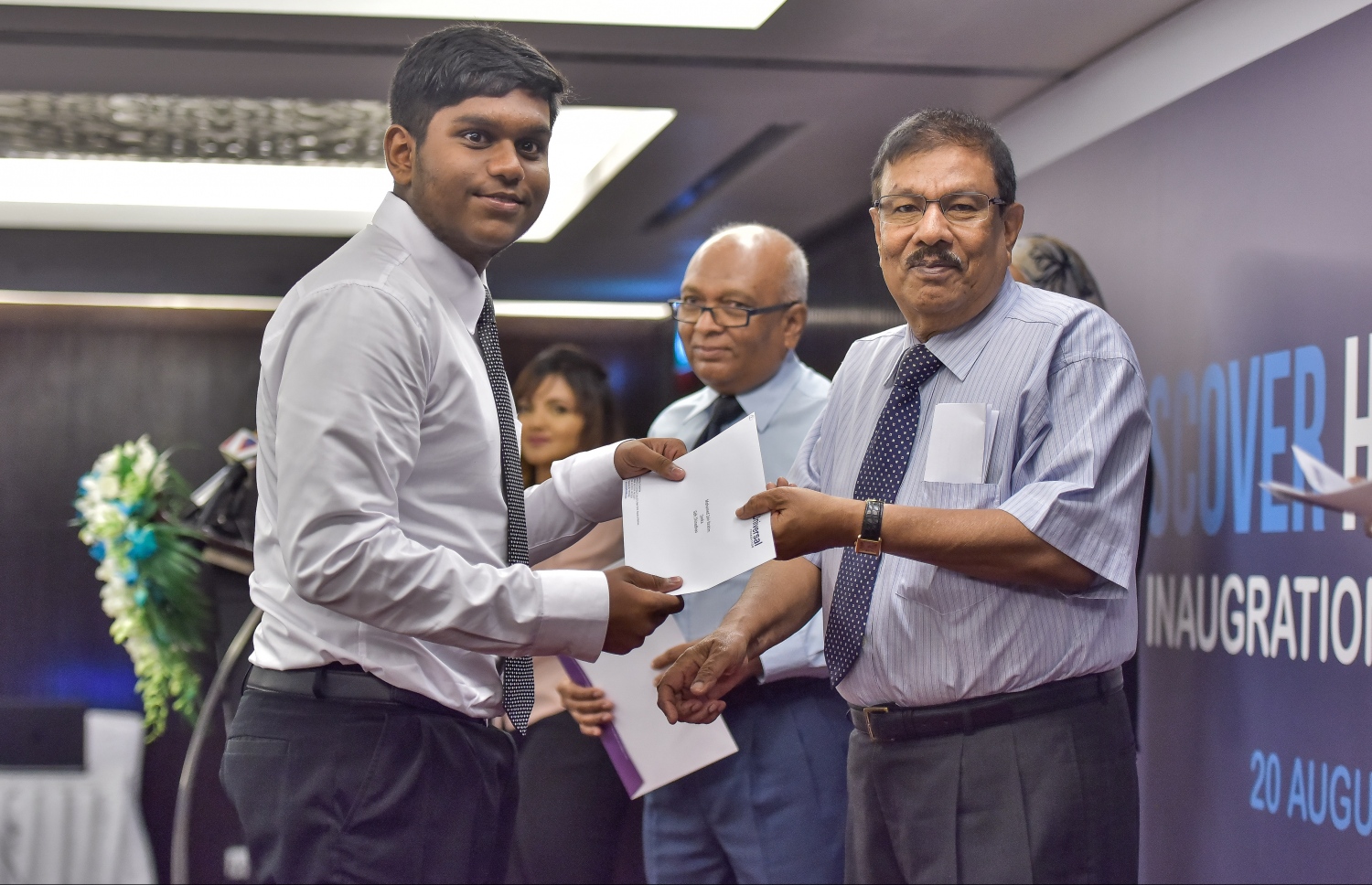 މާލެ: އޮގަސްޓް 20، 2017: ޒުވާނުން ފަތުރުވެރިކަމުގެ ދާއިރާއަށް ތައްޔާރު ކުރަން ޔުނިވާސަލް ފައުންޑޭޝަނުން ވިލާ ކޮލެޖާ ގުޅިގެން ހޮޓެލް ޖެންގައި ބޭއްވި ރަސްމިއްޔާތުގައި ޓްރެއިނިން ޕްރޮގްރާމުގައި ބައިވެރިވި ދަރިވަރަކަށް ހަނދާނީ ލިޔުން ހަވާލުކުރަނީ-- މިހާރު ފޮޓޯޯ: ނިޝާން އަލީ