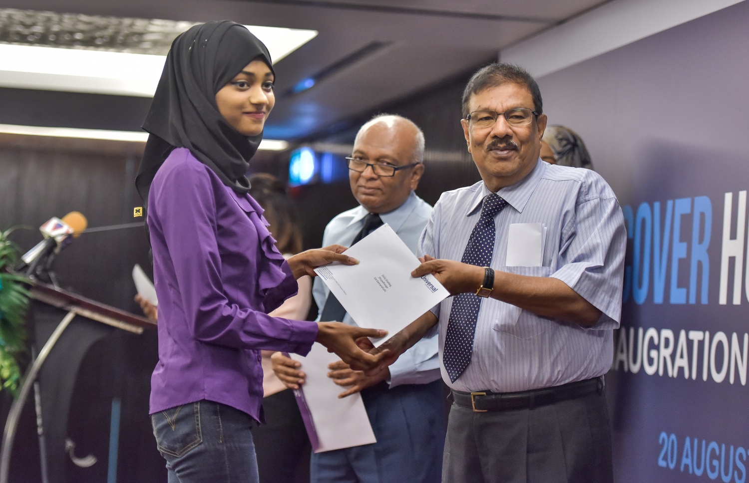 މާލެ: އޮގަސްޓް 20، 2017: ޒުވާނުން ފަތުރުވެރިކަމުގެ ދާއިރާއަށް ތައްޔާރު ކުރަން ޔުނިވާސަލް ފައުންޑޭޝަނުން ވިލާ ކޮލެޖާ ގުޅިގެން ހޮޓެލް ޖެންގައި ބޭއްވި ރަސްމިއްޔާތުގައި ޓްރެއިނިން ޕްރޮގްރާމުގައި ބައިވެރިވި ދަރިވަރަކަށް ހަނދާނީ ލިޔުން ހަވާލުކުރަނީ-- މިހާރު ފޮޓޯޯ: ނިޝާން އަލީ