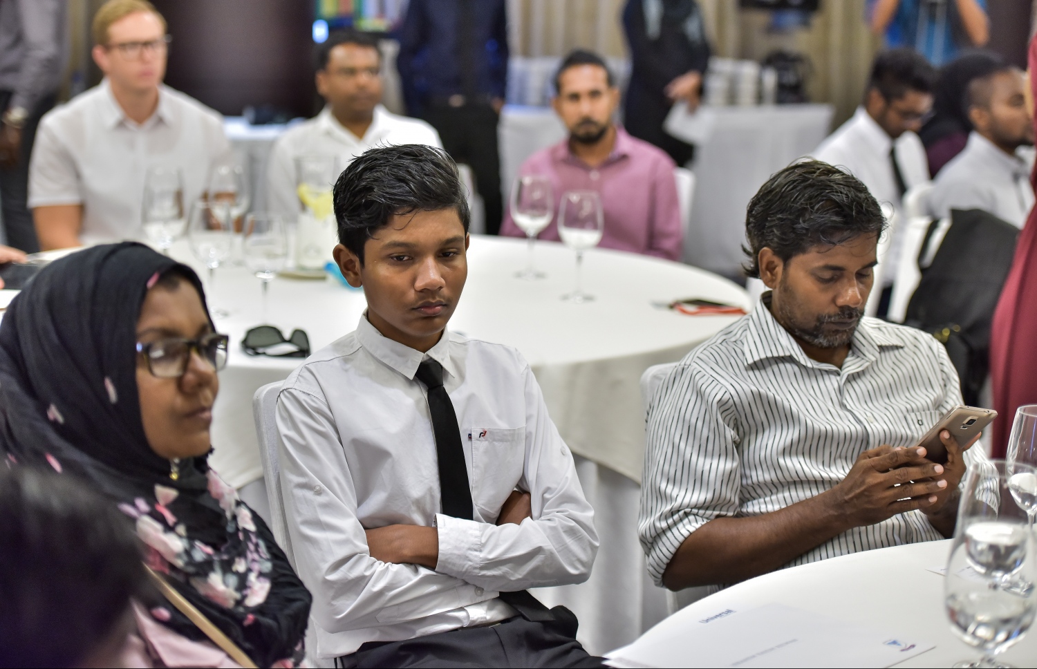 މާލެ: އޮގަސްޓް 20، 2017: ޒުވާނުން ފަތުރުވެރިކަމުގެ ދާއިރާއަށް ތައްޔާރު ކުރަން ޔުނިވާސަލް ފައުންޑޭޝަނުން ވިލާ ކޮލެޖާ ގުޅިގެން ހޮޓެލް ޖެންގައި ބޭއްވި ރަސްމިއްޔާތުގެ ތެރެއިން-- މިހާރު ފޮޓޯޯ: ނިޝާން އަލީ