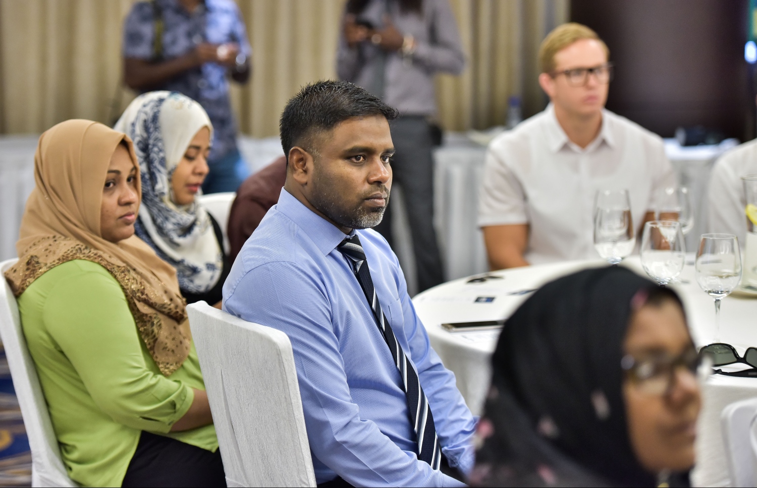 މާލެ: އޮގަސްޓް 20، 2017: ޒުވާނުން ފަތުރުވެރިކަމުގެ ދާއިރާއަށް ތައްޔާރު ކުރަން ޔުނިވާސަލް ފައުންޑޭޝަނުން ވިލާ ކޮލެޖާ ގުޅިގެން ހޮޓެލް ޖެންގައި ބޭއްވި ރަސްމިއްޔާތުގެ ތެރެއިން-- މިހާރު ފޮޓޯޯ: ނިޝާން އަލީ