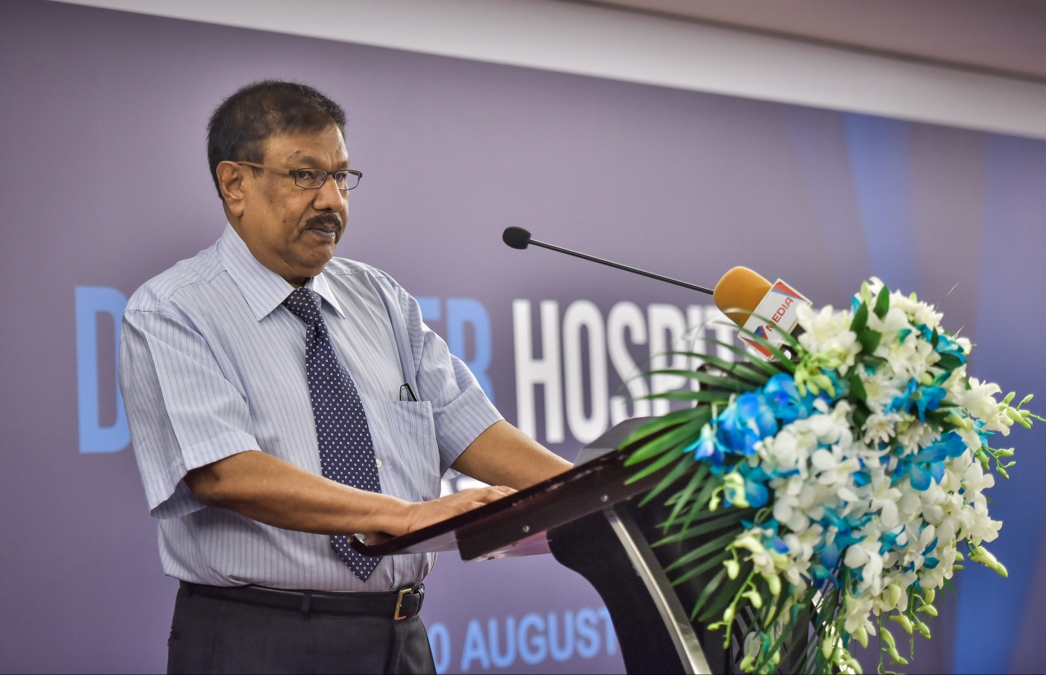 މާލެ: އޮގަސްޓް 20، 2017: ޒުވާނުން ފަތުރުވެރިކަމުގެ ދާއިރާއަށް ތައްޔާރު ކުރަން ޔުނިވާސަލް ފައުންޑޭޝަނުން ވިލާ ކޮލެޖާ ގުޅިގެން ހޮޓެލް ޖެންގައި ބޭއްވި ރަސްމިއްޔާތުގައި ޔުނިވާސަލްގެ ޗެއާމަން އުމަރު މަނިކު ވާހަކަ ދައްކަވަނީ-- މިހާރު ފޮޓޯޯ: ނިޝާން އަލީ