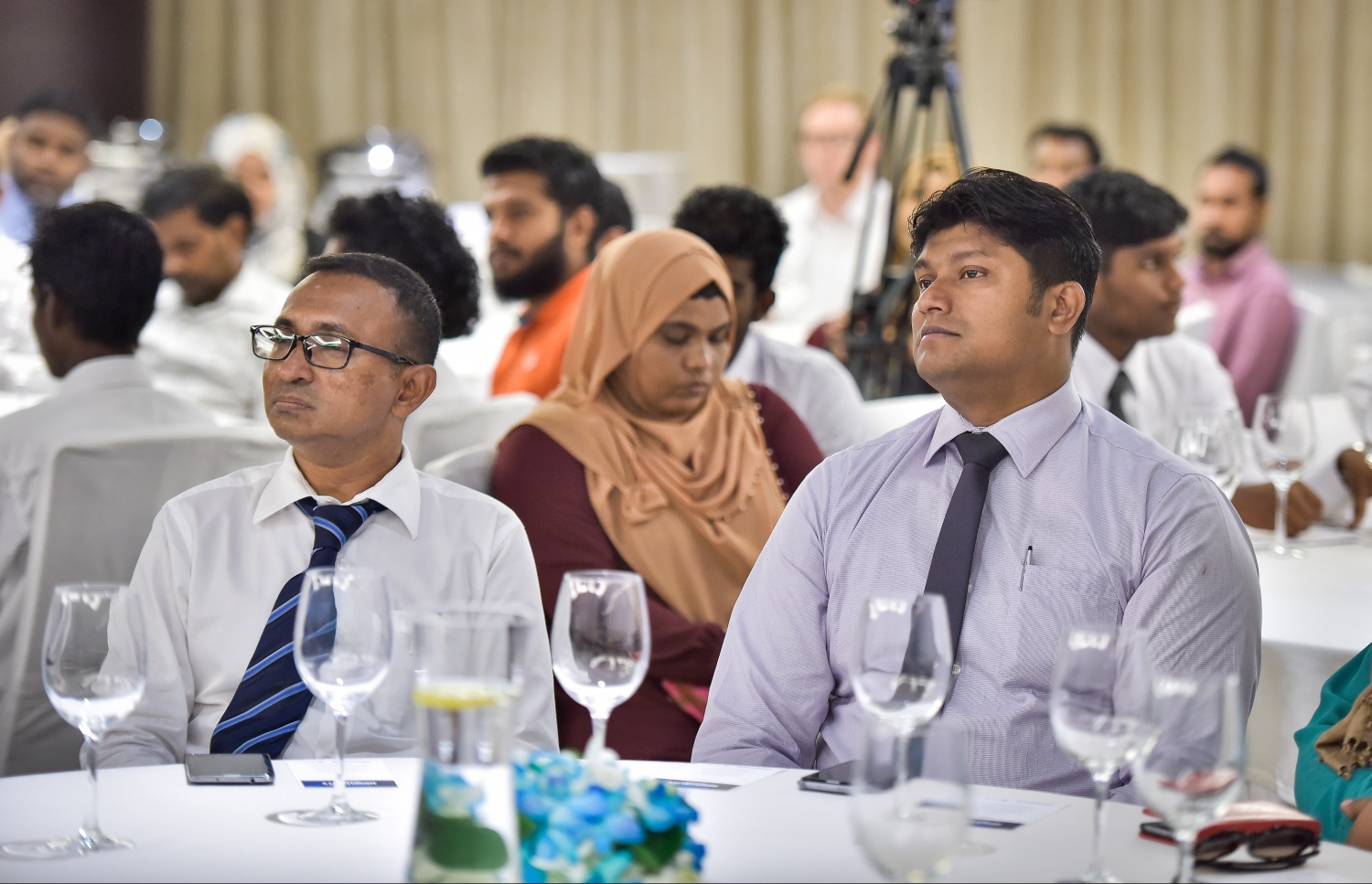 މާލެ: އޮގަސްޓް 20، 2017: ޒުވާނުން ފަތުރުވެރިކަމުގެ ދާއިރާއަށް ތައްޔާރު ކުރަން ޔުނިވާސަލް ފައުންޑޭޝަނުން ވިލާ ކޮލެޖާ ގުޅިގެން ހޮޓެލް ޖެންގައި ބޭއްވި ރަސްމިއްޔާތުގެ ތެރެއިން-- މިހާރު ފޮޓޯޯ: ނިޝާން އަލީ