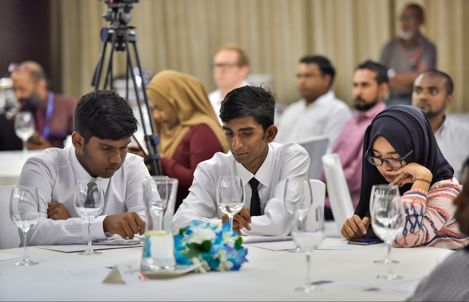 މާލެ: އޮގަސްޓް 20، 2017: ޒުވާނުން ފަތުރުވެރިކަމުގެ ދާއިރާއަށް ތައްޔާރު ކުރަން ޔުނިވާސަލް ފައުންޑޭޝަނުން ވިލާ ކޮލެޖާ ގުޅިގެން ހޮޓެލް ޖެންގައި ބޭއްވި ރަސްމިއްޔާތުގައި ޓްރެއިނިން ޕްރޮގްރާމުގައި ބައިވެރިވި ބައެއް ބައިވެރިން ބައިވެރިވަނީ-- މިހާރު ފޮޓޯޯ: ނިޝާން އަލީ