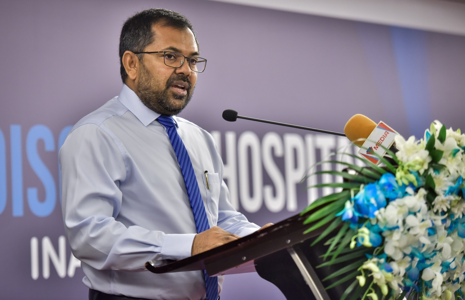 މާލެ: އޮގަސްޓް 20، 2017: ޒުވާނުން ފަތުރުވެރިކަމުގެ ދާއިރާއަށް ތައްޔާރު ކުރަން ޔުނިވާސަލް ފައުންޑޭޝަނުން ވިލާ ކޮލެޖާ ގުޅިގެން ހޮޓެލް ޖެންގައި ބޭއްވި ރަސްމިއްޔާތުގައި ޓޫރިޒަމް މިިނިސްޓަރު މޫސާ ޒަމީރު ވާހަކަ ދައްކަވަނީ-- މިހާރު ފޮޓޯޯ: ނިޝާން އަލީ