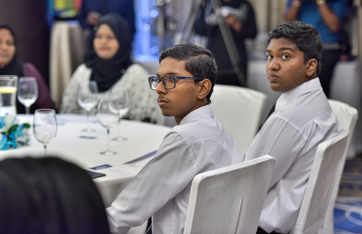 މާލެ: އޮގަސްޓް 20، 2017: ޒުވާނުން ފަތުރުވެރިކަމުގެ ދާއިރާއަށް ތައްޔާރު ކުރަން ޔުނިވާސަލް ފައުންޑޭޝަނުން ވިލާ ކޮލެޖާ ގުޅިގެން ހޮޓެލް ޖެންގައި ބޭއްވި ރަސްމިއްޔާތުގައި ޓްރެއިނިން ޕްރޮގްރާމުގައި ބައިވެރިވި ބައެއް ބައިވެރިން ބައިވެރިވަނީ-- މިހާރު ފޮޓޯޯ: ނިޝާން އަލީ