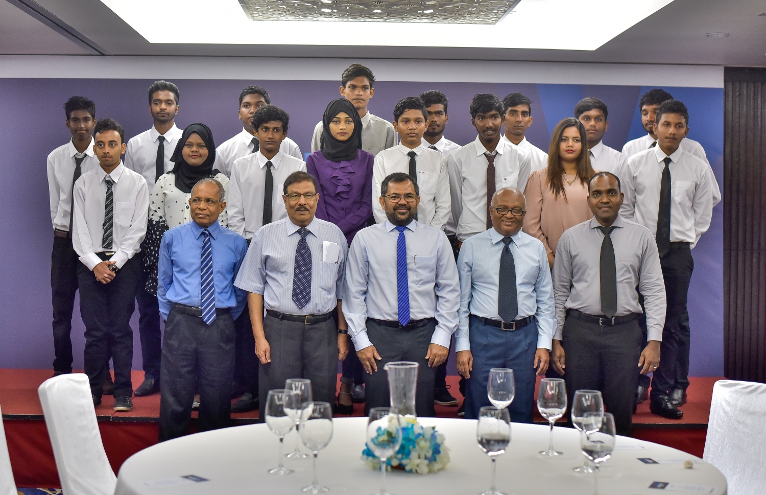 މާލެ: އޮގަސްޓް 20، 2017: ޒުވާނުން ފަތުރުވެރިކަމުގެ ދާއިރާއަށް ތައްޔާރު ކުރަން ޔުނިވާސަލް ފައުންޑޭޝަނުން ވިލާ ކޮލެޖާ ގުޅިގެން ހޮޓެލް ޖެންގައި ބޭއްވި ރަސްމިއްޔާތުގައި ޓްރެއިނިން ޕްރޮގްރާމުގައި ބައިވެރިވި ބައިވެރިން ފޮޓޯ އަކަށް ހުއްޓިގެން-- މިހާރު ފޮޓޯޯ: ނިޝާން އަލީ