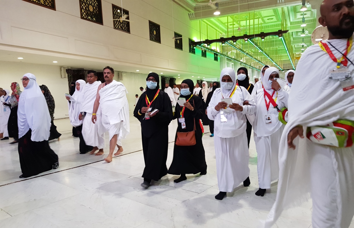 މި އަހަރު ހައްޖު ވުމަށް މައްކާ އަށް އައިސް ތިބި ދިވެހިންގެ ބަޔަކު އުމްރާގެ އަޅުކަން ފުރިހަމަ ކުރުމުގެ ގޮތުން ޞަފާ އާއި މަރްވާއާ ދެމެދު ސައުޔު ކުރަނީ. ފޮޓޯ: އަހްމަދު އަބްދުﷲ ސައީދު/މިހާރު