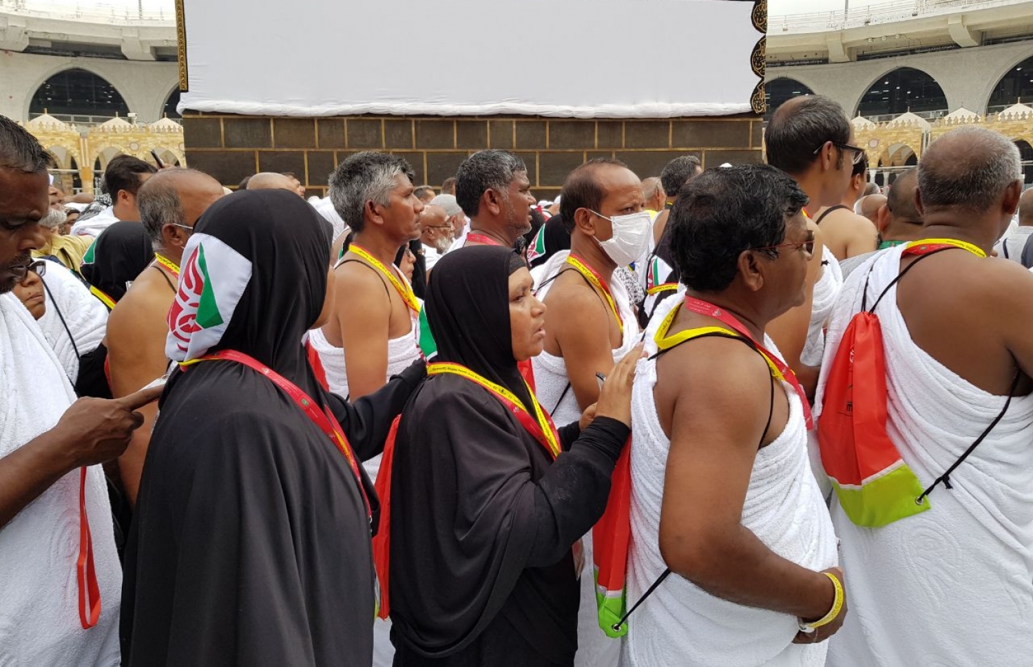 މިއަހަރުގެ ހައްޖުގައި ބައިވެރިވާ ބައެއް ދިވެހިން ހަރަަމްފުޅުގައި ޠަވާފް ކުރަނީ. --މިހާރު ފޮޓޯ: އަހްމަދު އަބްދުﷲ ސައީދު