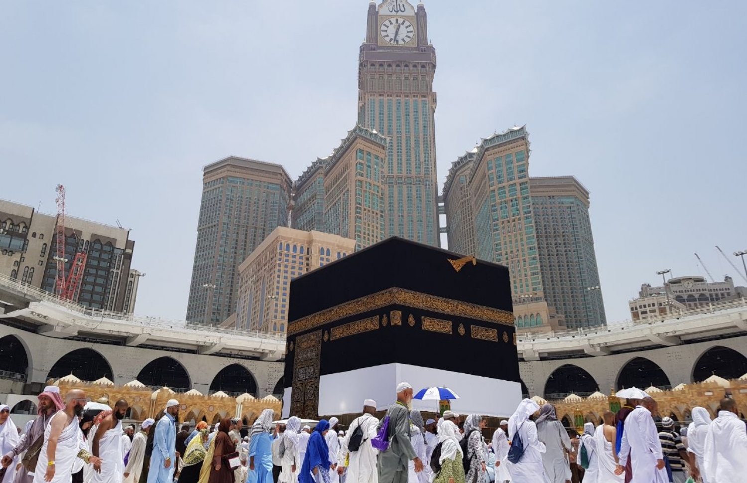 މިއަހަރު ހައްޖަށް އައި ބައެއް ޠަވާފްކުރާ އިރު، ގެފުޅުގެ ބިއްދޮށުން އެ ފެންނަނީ މައްކާ ކްލޮކް ޓަވަރުގެ ހަތް އިމާރާތް. --ފޮޓޯ އަހްމަދު އަބްދުﷲ ސައީދު/މިހާރު