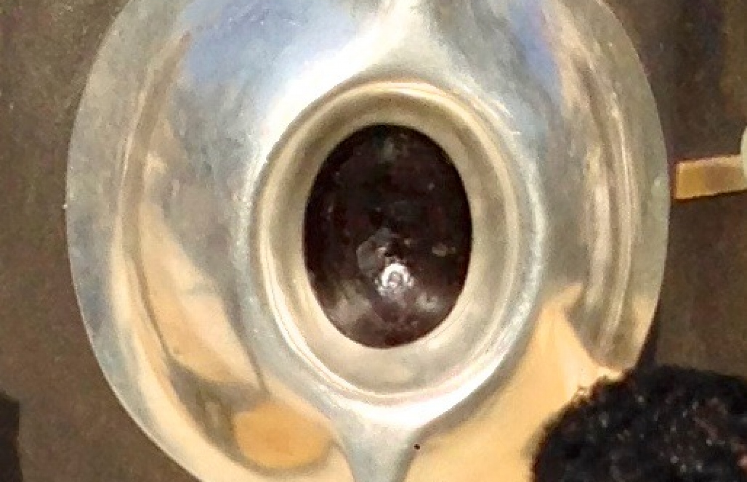 ހަޖަރުލް އަސްވަދާއި އޭގެ ބޭރުން އަޅުވާފައިވާ ރިހި ކުލައިގެ ކަވަރު.