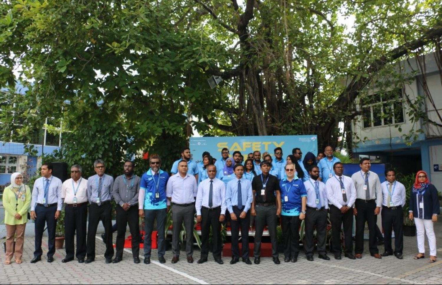 ވެލާނާ އިންޓަނޭޝަނަލް އެއާޕޯޓުގެ ސޭފްޓީ ވީކް އިފްތިތާހުކުރުމަށް މިއަދު ބޭއްވި ރަސްމިއްޔާތުގައި އެމްއޭސީއެލްގެ މެނޭޖިން ޑިރެކްޓަރު އާދިލް މޫސާ އާއި ސިވިލްއޭވިއޭޝަން އޮތޯރިޓީގެ އިސްވެރިންނާއި މުވައްޒަފުން ބައިވެރިވެވަޑައިގަންނަވަނީ. ފޮޓޯ: އެމްއޭސީއެލް