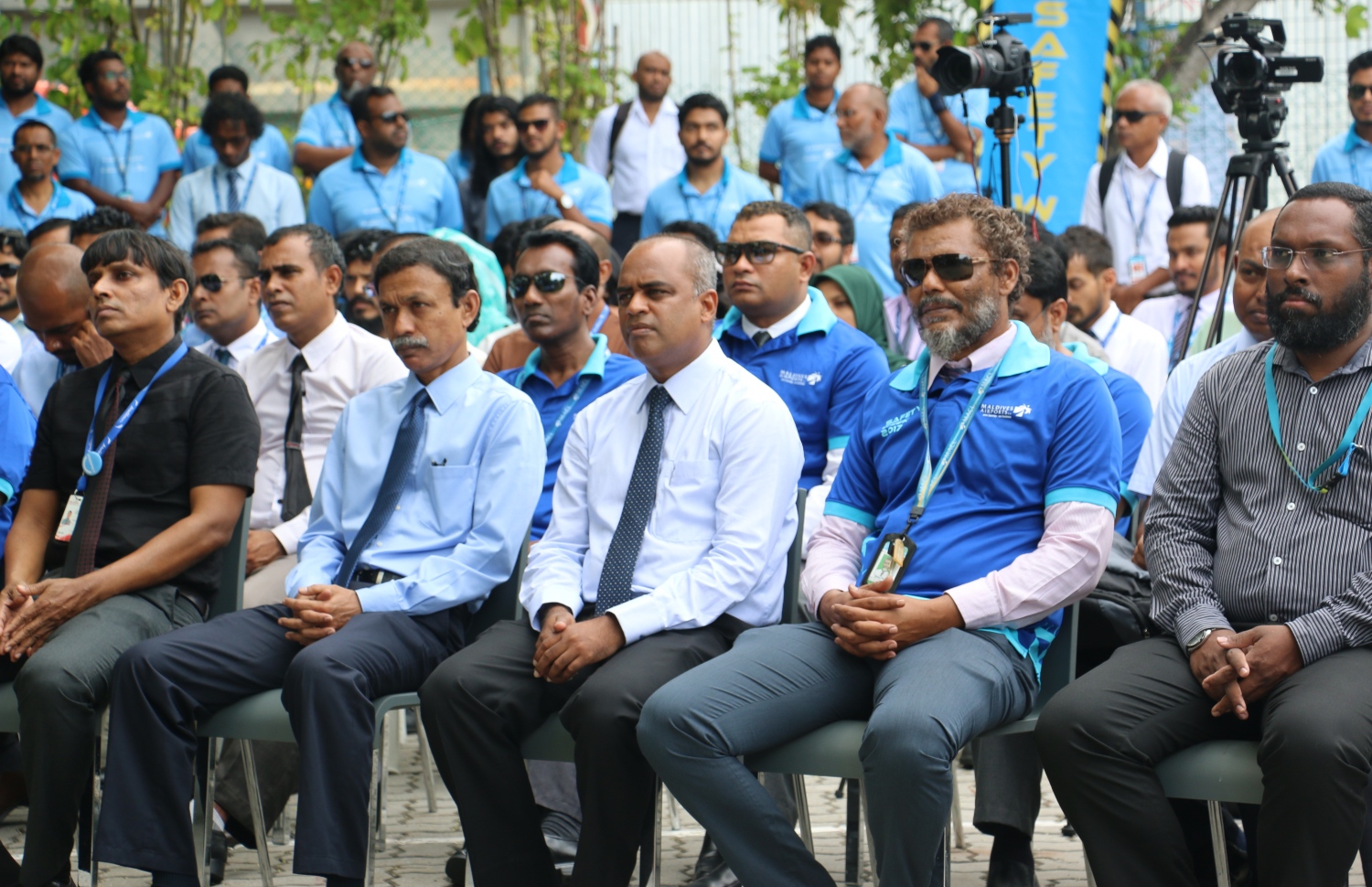 ވެލާނާ އިންޓަނޭޝަނަލް އެއާޕޯޓުގެ ސޭފްޓީ ވީކް އިފްތިތާހުކުރުމަށް މިއަދު ބޭއްވި ރަސްމިއްޔާތުގައި އެމްއޭސީއެލްގެ މެނޭޖިން ޑިރެކްޓަރު އާދިލް މޫސާ އާއި ސިވިލްއޭވިއޭޝަން އޮތޯރިޓީގެ އިސްވެރިންނާއި މުވައްޒަފުން ބައިވެރިވެވަޑައިގަންނަވަނީ. ފޮޓޯ: އެމްއޭސީއެލް