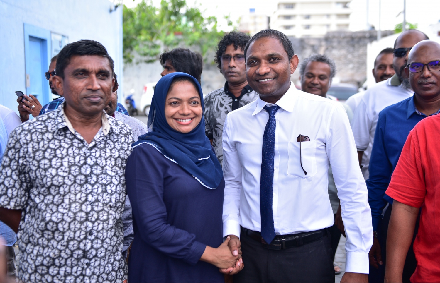 ސައުދު މިއަދު މިނިވަންވުމާ އެކު، ފުލުހުންގެ ކަސްޓޯޑިއަލް ސެކްޝަންގެ ބޭރުގައި އިދިކޮޅު ފަރާތްތަކާ އެކު.---މިހާރު ފޮޓޯ: ހުސެއިން ވަހީދު