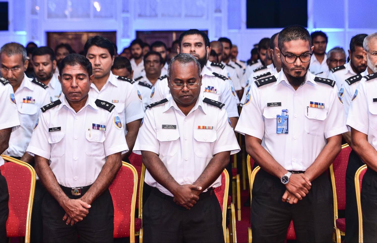 މާލެ: އޮގަސްޓް 20، 2017- ކަސްޓަމްސްގެ 127 ވަނަ އަހަރީ ދުވަހުގެ މުނާސަބަތުގައި ބޭއްވި ޚާއްސަ ޖަލްސާގައި، އިއްޔެ އަވަހާރަވި ލަވަކިޔުންތެރިޔާ އާތިފްގެ ހަނދާނުގައި ގެނައި ސުކޫތުގައި ކަސްޓަމްސްގެ މުވައްޒަފުން ބައިވެރިވަނީ.---މިހާރު ފޮޓޯ: ހުސެއިން ވަހީދު