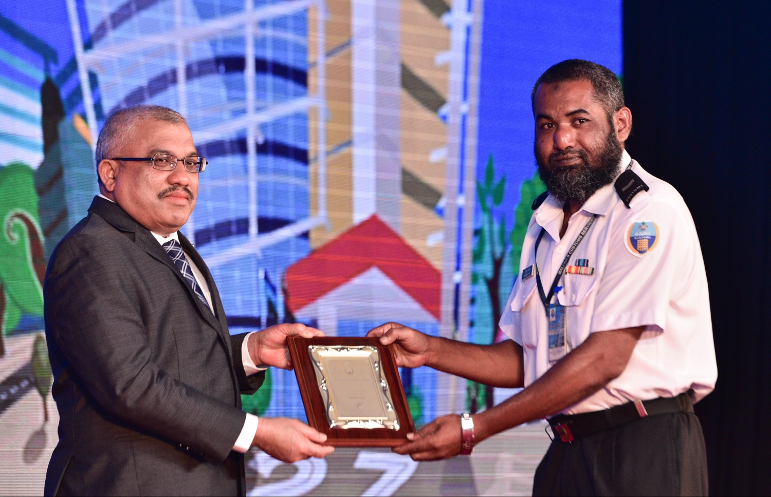 މާލެ: އޮގަސްޓް 20، 2017- ކަސްޓަމްސްގެ 127 ވަނަ އަހަރީ ދުވަހުގެ މުނާސަބަތުގައި ބޭއްވި ޚާއްސަ ޖަލްސާގައި، އެ އިދާރާ އަށް 20 އަހަރަށް ވުރެ ގިނަ ދުވަހު ޚިދުމަތް ކުރި މުވައްޒަފަކާ ނައިބު ރައީސް ޖިހާދު ހަނދާނީ ފިލާ ހަވާލުކޮށްދެއްވަނީ.---މިހާރު ފޮޓޯ: ހުސެއިން ވަހީދު