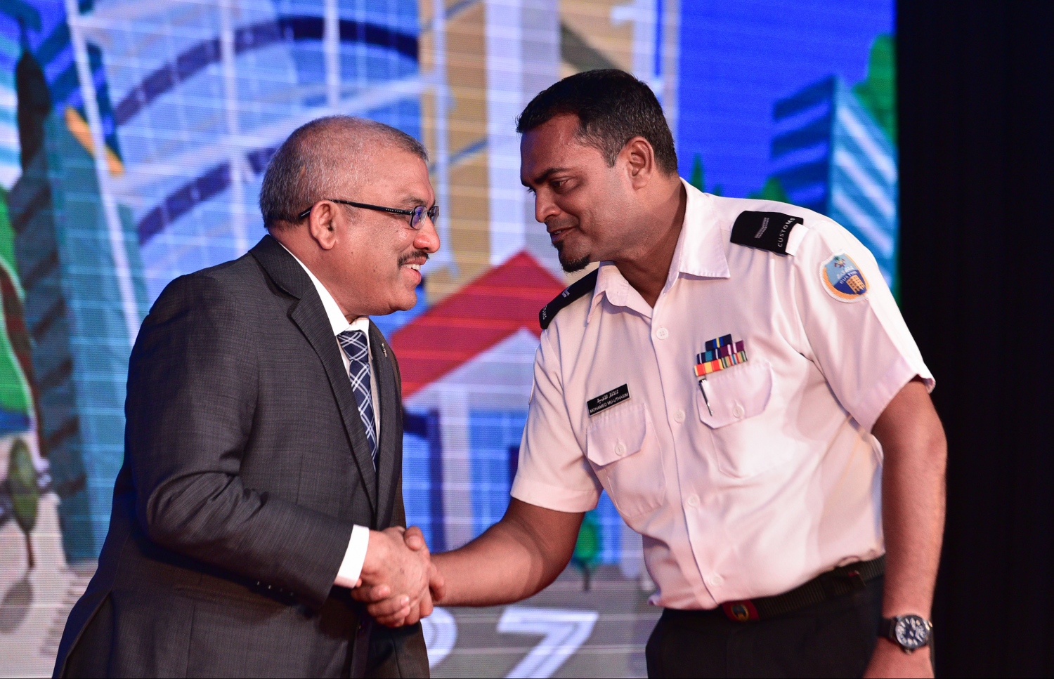 މާލެ: އޮގަސްޓް 20، 2017- ކަސްޓަމްސްގެ 127 ވަނަ އަހަރީ ދުވަހުގެ މުނާސަބަތުގައި ބޭއްވި ޚާއްސަ ޖަލްސާގައި، އެ އިދާރާ އަށް 20 އަހަރަށް ވުރެ ގިނަ ދުވަހު ޚިދުމަތް ކުރި މުވައްޒަފަކާ ނައިބު ރައީސް ޖިހާދު ސަލާމް ކުރައްވަނީ.---މިހާރު ފޮޓޯ: ހުސެއިން ވަހީދު