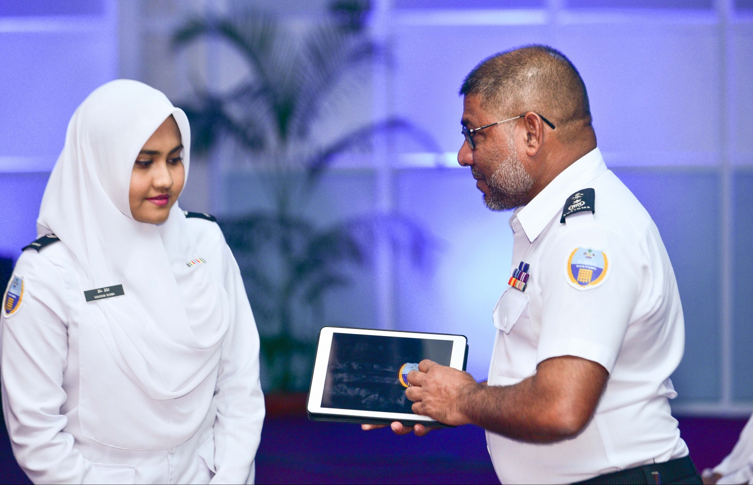 މާލެ: އޮގަސްޓް 20، 2017- ކަސްޓަމްސްގެ 127 ވަނަ އަހަރީ ދުވަހުގެ މުނާސަބަތުގައި ބޭއްވި ޚާއްސަ ޖަލްސާގައި، ކަސްޓަމްސްގެ އާ ވެބްސައިޓް އަދި އީ-ކަސްޓަމްސް ކޮމިޝަނަ ޖެނެރަލް އޮފް ކަސްޓަމްސް ޝަރީފް އިފުތިތާހު ކޮށްދެއްވަނީ.---މިހާރު ފޮޓޯ: ހުސެއިން ވަހީދު