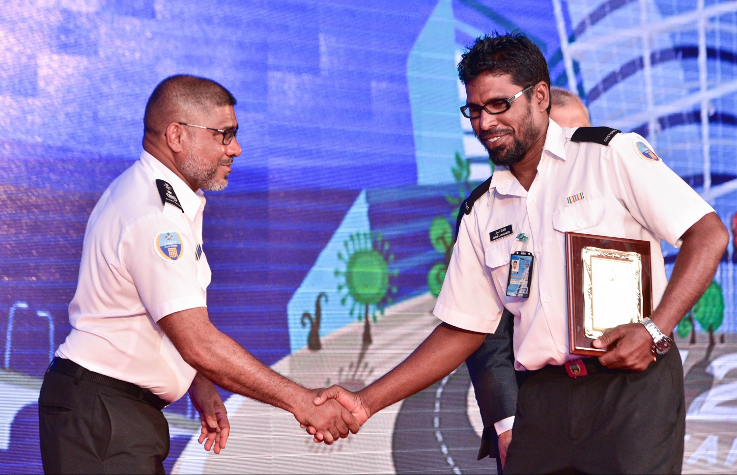 މާލެ: އޮގަސްޓް 20، 2017- ކަސްޓަމްސްގެ 127 ވަނަ އަހަރީ ދުވަހުގެ މުނާސަބަތުގައި ބޭއްވި ޚާއްސަ ޖަލްސާގައި، އެ އިދާރާ އަށް ގިނަ ދުވަސްތަކެއް ވަންދެން ޚިދުމަތް ކުރި މުވައްޒަފަކަށް، ކޮމިޝަނަ ޖެނެރަލް އޮފް ކަސްޓަމްސް ޝަރީފް ހަނދާނީ ފިލާ ދެއްވަނީ.---މިހާރު ފޮޓޯ: ހުސެއިން ވަހީދު