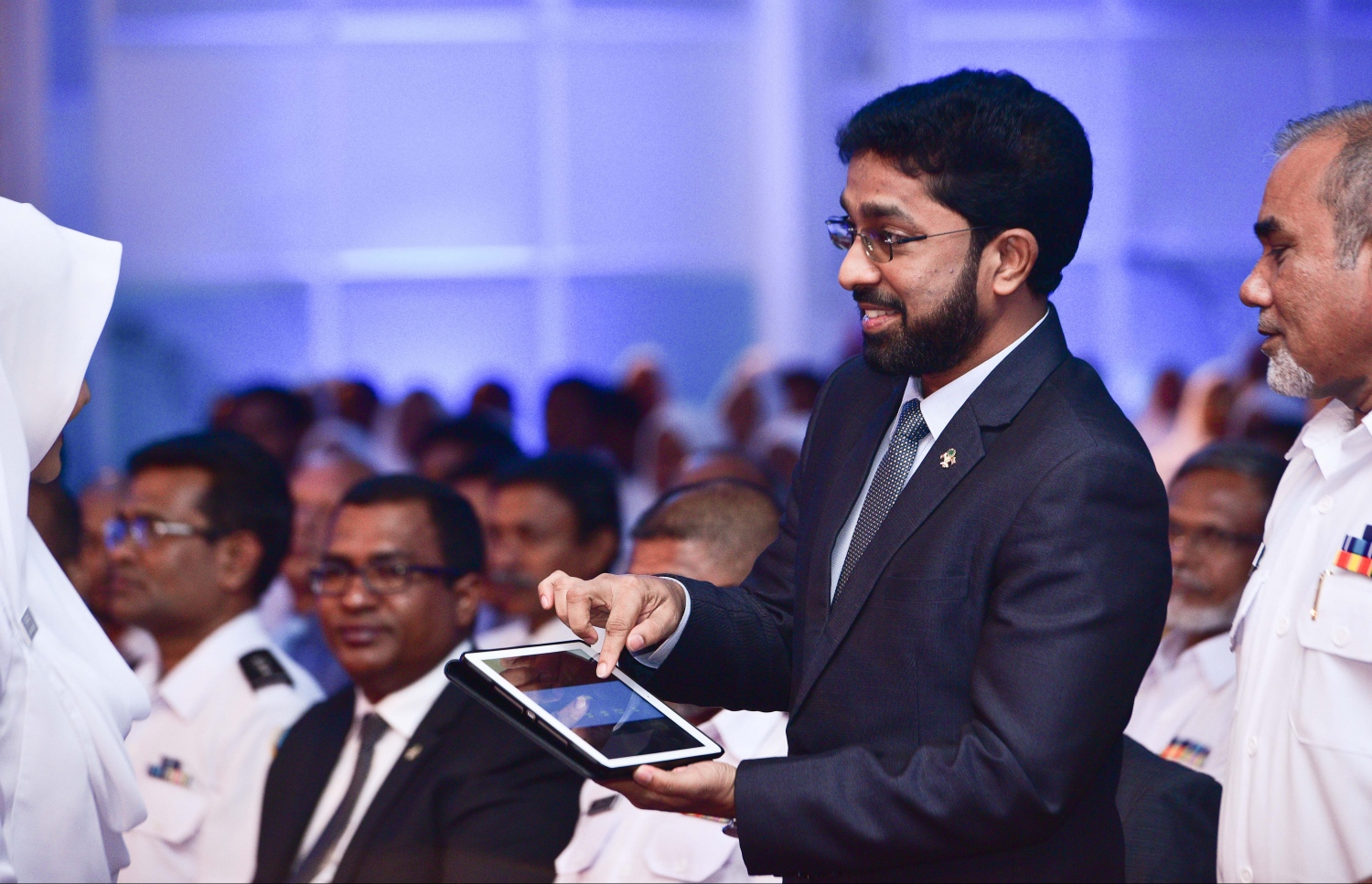 މާލެ: އޮގަސްޓް 20، 2017- ކަސްޓަމްސްގެ 127 ވަނަ އަހަރީ ދުވަހުގެ މުނާސަބަތުގައި ބޭއްވި ޚާއްސަ ޖަލްސާގައި ހޯމް މިނިސްޓަރު އަޒްލީން، ކަސްޓަމްސްގެ އެކި ދާއިރާތަކުގެ އާ ޔުނިފޯމް އިފުތިތާހު ކޮށްދެއްވަނީ.---މިހާރު ފޮޓޯ: ހުސެއިން ވަހީދު