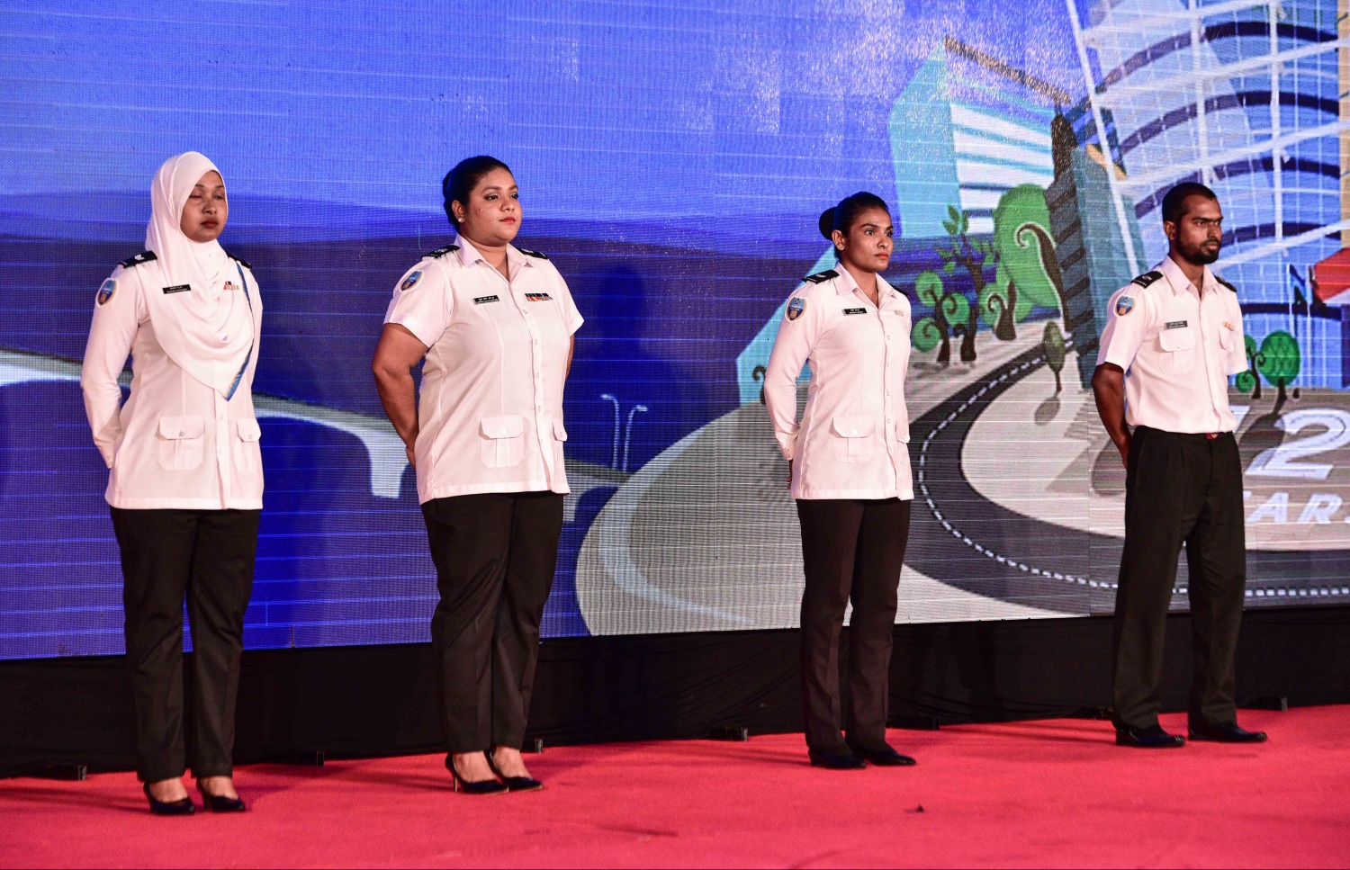 މާލެ: އޮގަސްޓް 20، 2017- ކަސްޓަމްސްގެ 127 ވަނަ އަހަރީ ދުވަހުގެ މުނާސަބަތުގައި ބޭއްވި ޚާއްސަ ޖަލްސާގައި، ކަސްޓަމްސްގެ އެކި ދާއިރާތަކުގެ ތެރެއިން ދާއިރާއެއްގެ އާ ޔުނިފޯމެއް ދައްކާލަނީ.---މިހާރު ފޮޓޯ: ހުސެއިން ވަހީދު