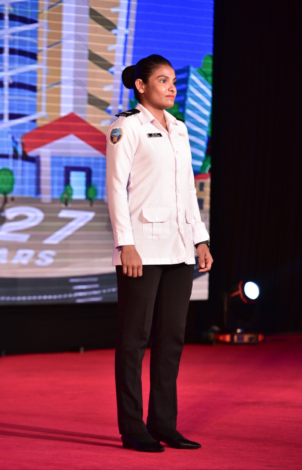 މާލެ: އޮގަސްޓް 20، 2017- ކަސްޓަމްސްގެ 127 ވަނަ އަހަރީ ދުވަހުގެ މުނާސަބަތުގައި ބޭއްވި ޚާއްސަ ޖަލްސާގައި، ކަސްޓަމްސްގެ އެކި ދާއިރާތަކުގެ ތެރެއިން ދާއިރާއެއްގެ އާ ޔުނިފޯމެއް ދައްކާލަނީ.---މިހާރު ފޮޓޯ: ހުސެއިން ވަހީދު