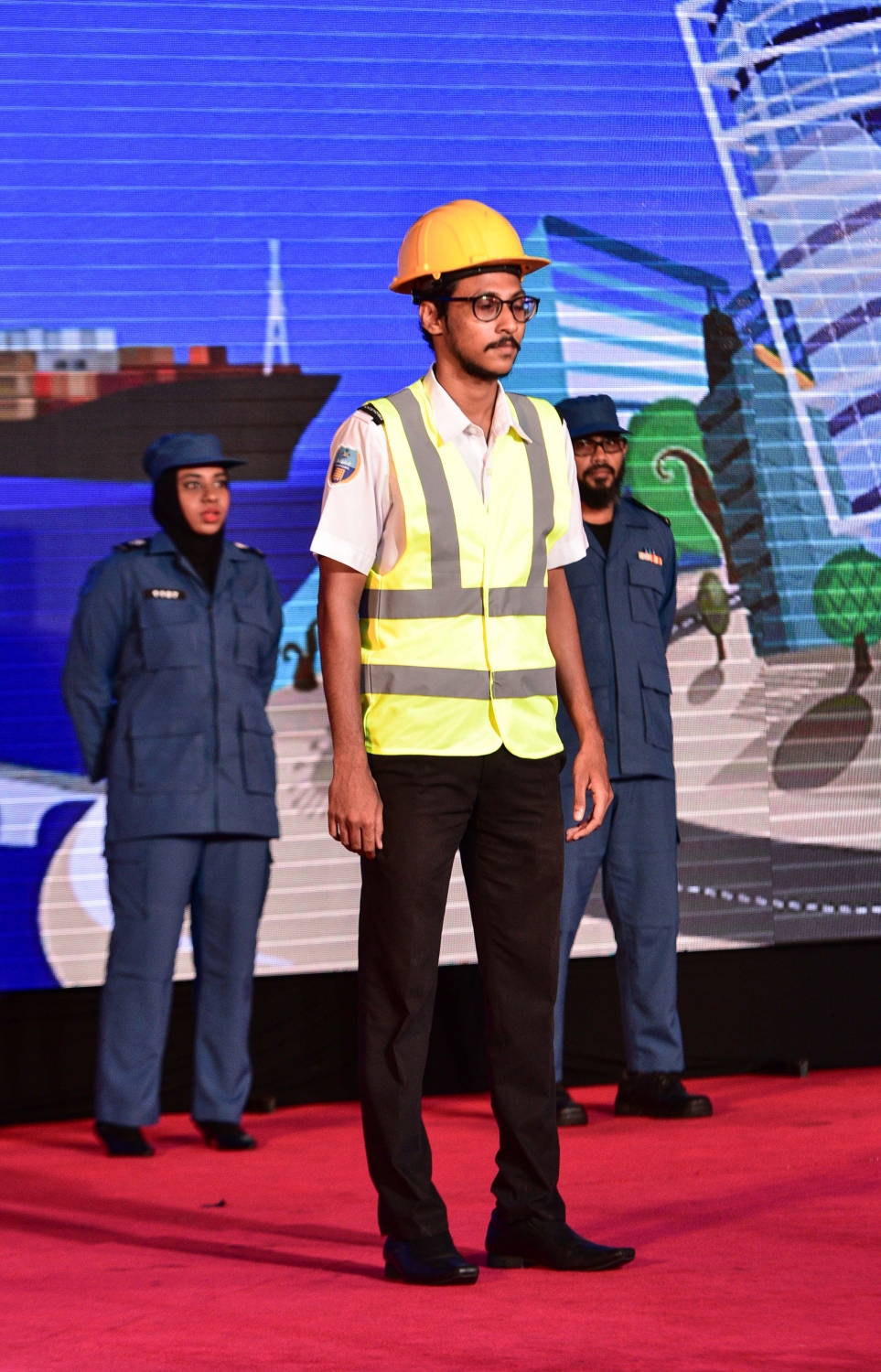 މާލެ: އޮގަސްޓް 20، 2017- ކަސްޓަމްސްގެ 127 ވަނަ އަހަރީ ދުވަހުގެ މުނާސަބަތުގައި ބޭއްވި ޚާއްސަ ޖަލްސާގައި، ކަސްޓަމްސްގެ އެކި ދާއިރާތަކުގެ ތެރެއިން ދާއިރާއެއްގެ އާ ޔުނިފޯމެއް ދައްކާލަނީ.---މިހާރު ފޮޓޯ: ހުސެއިން ވަހީދު