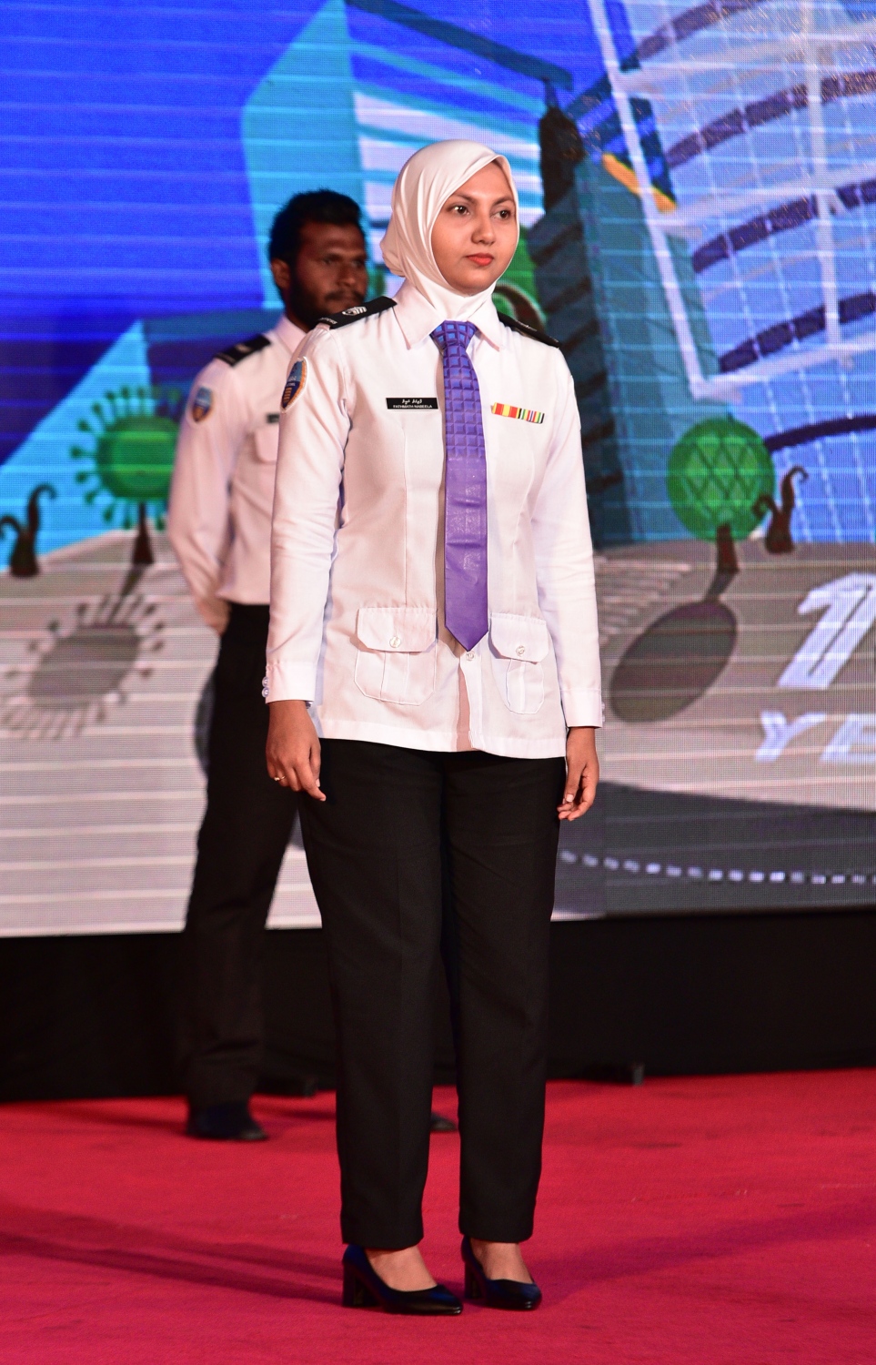 މާލެ: އޮގަސްޓް 20، 2017- ކަސްޓަމްސްގެ 127 ވަނަ އަހަރީ ދުވަހުގެ މުނާސަބަތުގައި ބޭއްވި ޚާއްސަ ޖަލްސާގައި، ކަސްޓަމްސްގެ އެކި ދާއިރާތަކުގެ ތެރެއިން ދާއިރާއެއްގެ އާ ޔުނިފޯމެއް ދައްކާލަނީ.---މިހާރު ފޮޓޯ: ހުސެއިން ވަހީދު