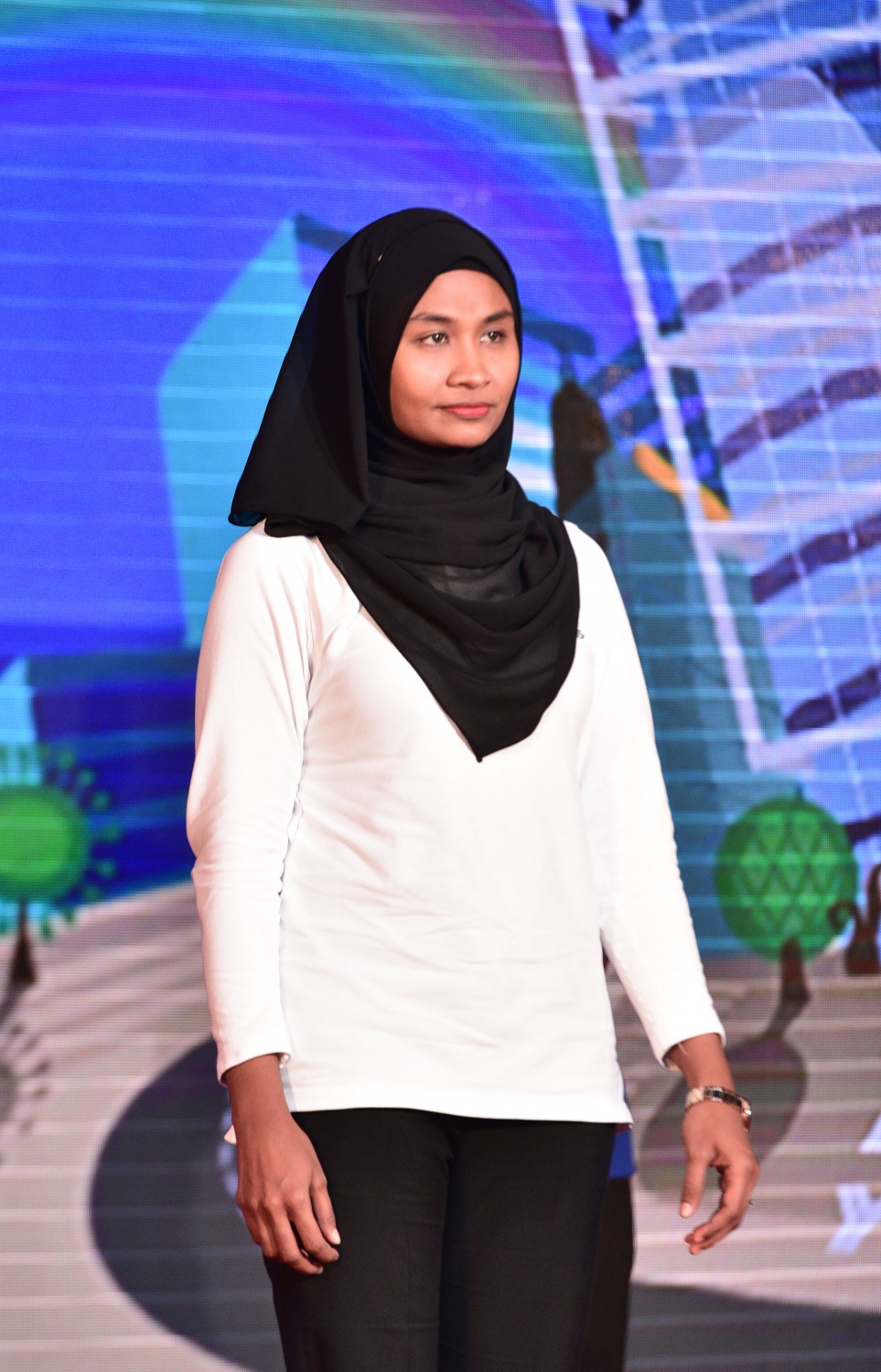 މާލެ: އޮގަސްޓް 20، 2017- ކަސްޓަމްސްގެ 127 ވަނަ އަހަރީ ދުވަހުގެ މުނާސަބަތުގައި ބޭއްވި ޚާއްސަ ޖަލްސާގައި، ކަސްޓަމްސްގެ އެކި ދާއިރާތަކުގެ ތެރެއިން ދާއިރާއެއްގެ އާ ޔުނިފޯމެއް ދައްކާލަނީ.---މިހާރު ފޮޓޯ: ހުސެއިން ވަހީދު