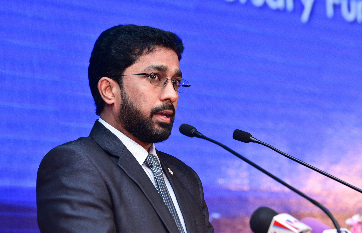 މާލެ: އޮގަސްޓް 20، 2017- ކަސްޓަމްސްގެ 127 ވަނަ އަހަރީ ދުވަހުގެ މުނާސަބަތުގައި ބޭއްވި ޚާއްސަ ޖަލްސާގައި އެ އިދާރާއާ ހަވާލުވެ ހުންނެވި ހޯމް މިނިސްޓަރު އަޒްލީން އަހުމަދު ވާހަކަ ދައްކަވަނީ.---މިހާރު ފޮޓޯ: ހުސެއިން ވަހީދު