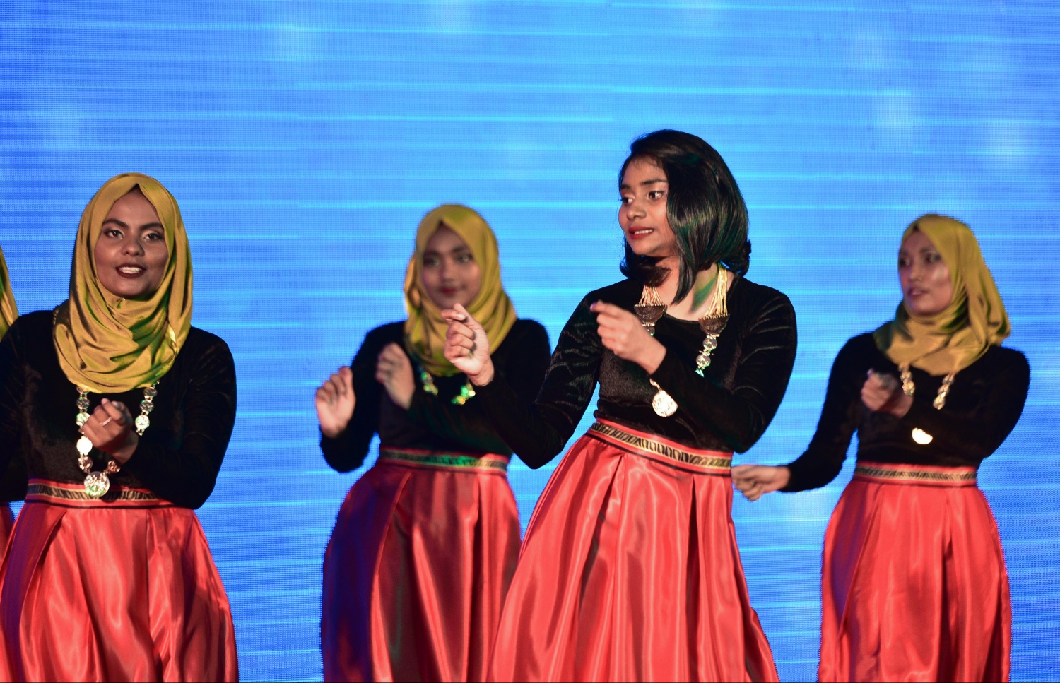 މާލެ: އޮގަސްޓް 20، 2017- ކަސްޓަމްސްގެ 127 ވަނަ އަހަރީ ދުވަހުގެ މުނާސަބަތުގައި ބޭއްވި ޚާއްސަ ޖަލްސާގައި މުނިފޫހިފިލުވުމުގެ އައިޓަމެއް އެ އިދާރާގެ މުވައްޒަފުންތަކެއް ހުށަހަޅައިދެނީ.---މިހާރު ފޮޓޯ: ހުސެއިން ވަހީދު