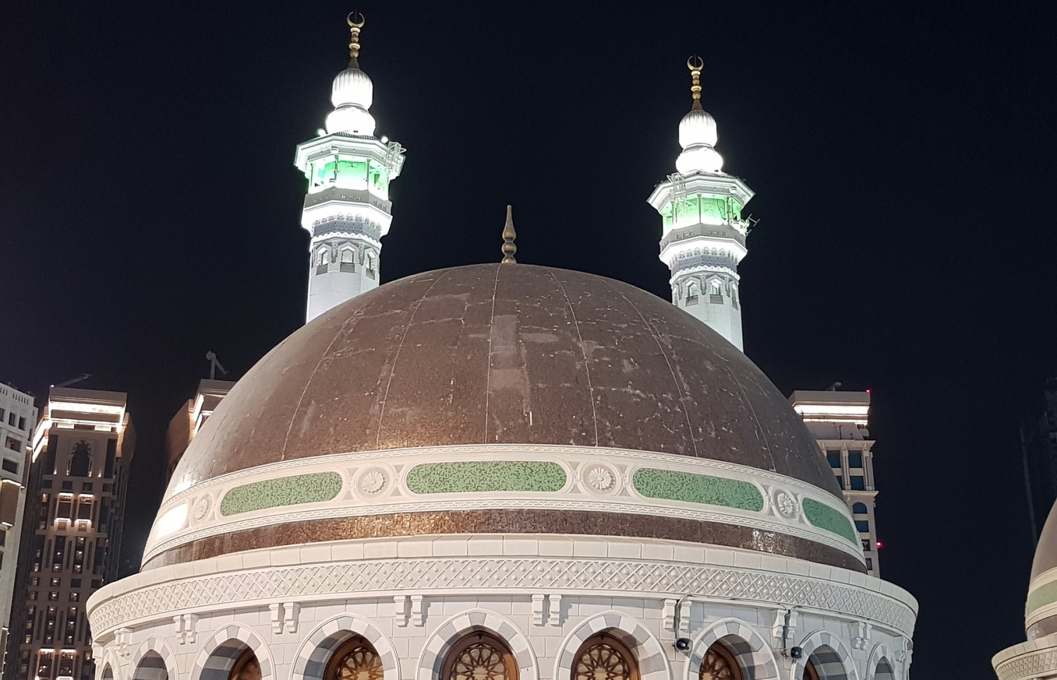 އަލް މަސްޖިދުލް ހަރާމްގެ މުންނާރުތަކުގެ ތެރެއިން ދެ މުންނާރެއް ރޭގަނޑު ދިއްލާފައި. ފޮޓޯ: އަހްމަދު އަބްދުﷲ ސައީދު/މިހާރު