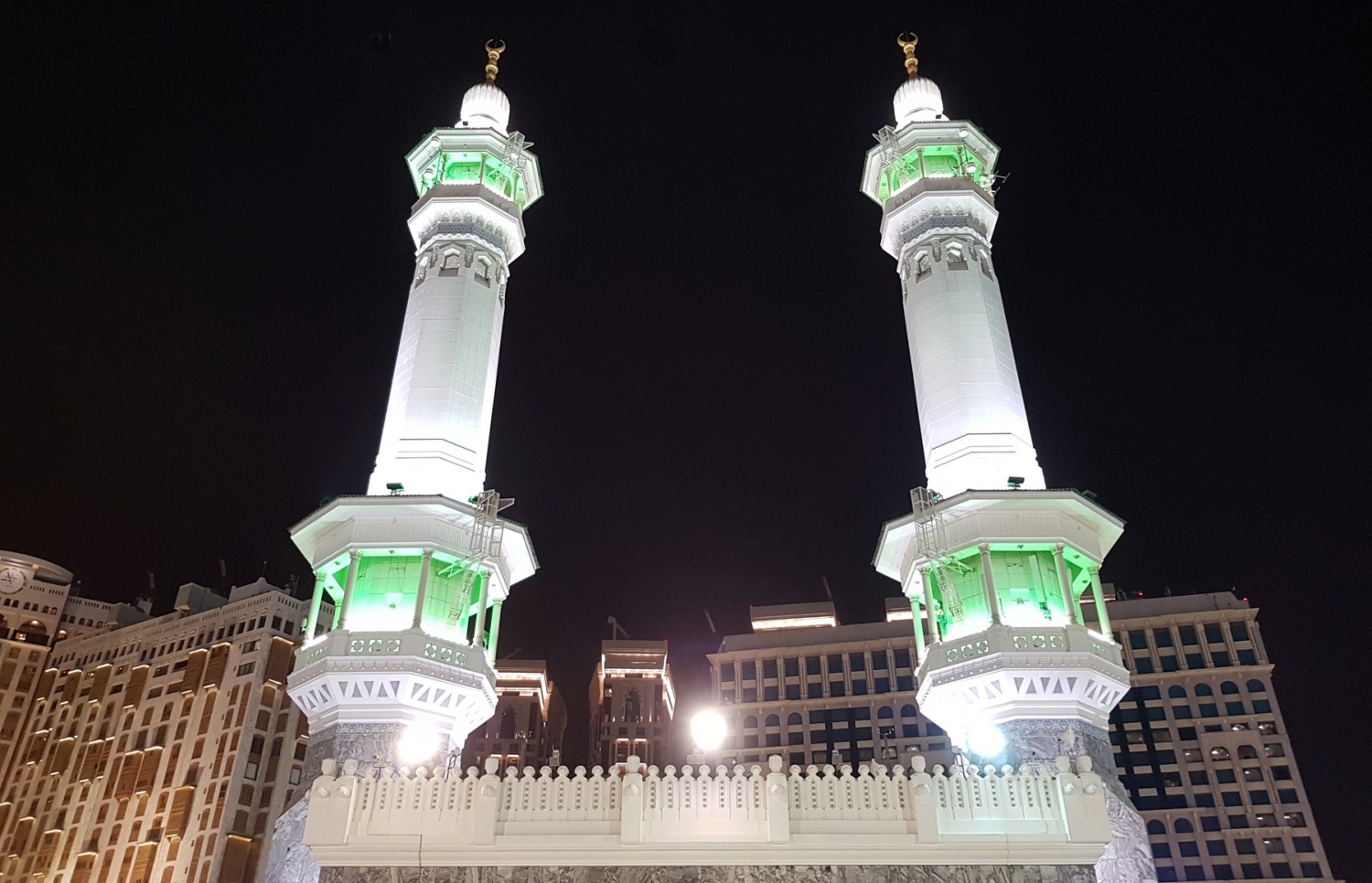 އަލް މަސްޖިދުލް ހަރާމްގެ މުންނާރުތަކުގެ ތެރެއިން ދެ މުންނާރެއް ރޭގަނޑު ދިއްލާފައި. ފޮޓޯ: އަހްމަދު އަބްދުﷲ ސައީދު/މިހާރު