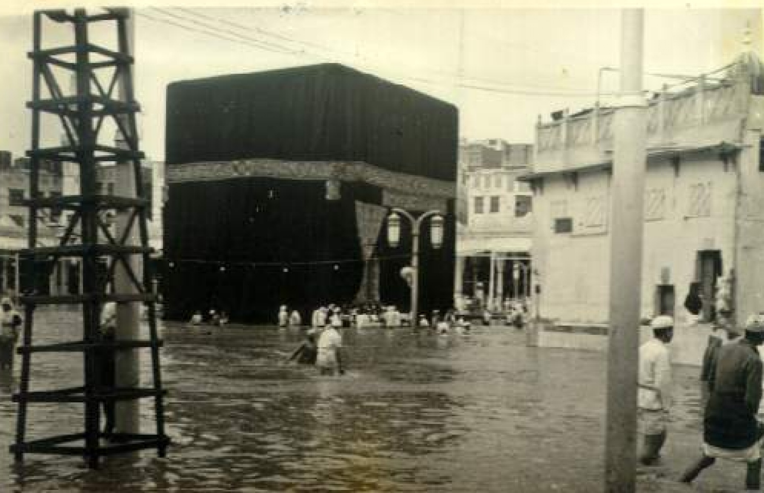 1941 ވަނަ އަހަރު މައްކާ ސަރަހައްދަށް ކުރިމަތިވި ބޮޑު ވިއްސާރައިގައި ހަރަމްފުޅު ތެރޭގައި ފެންބޮޑުވެފައި.