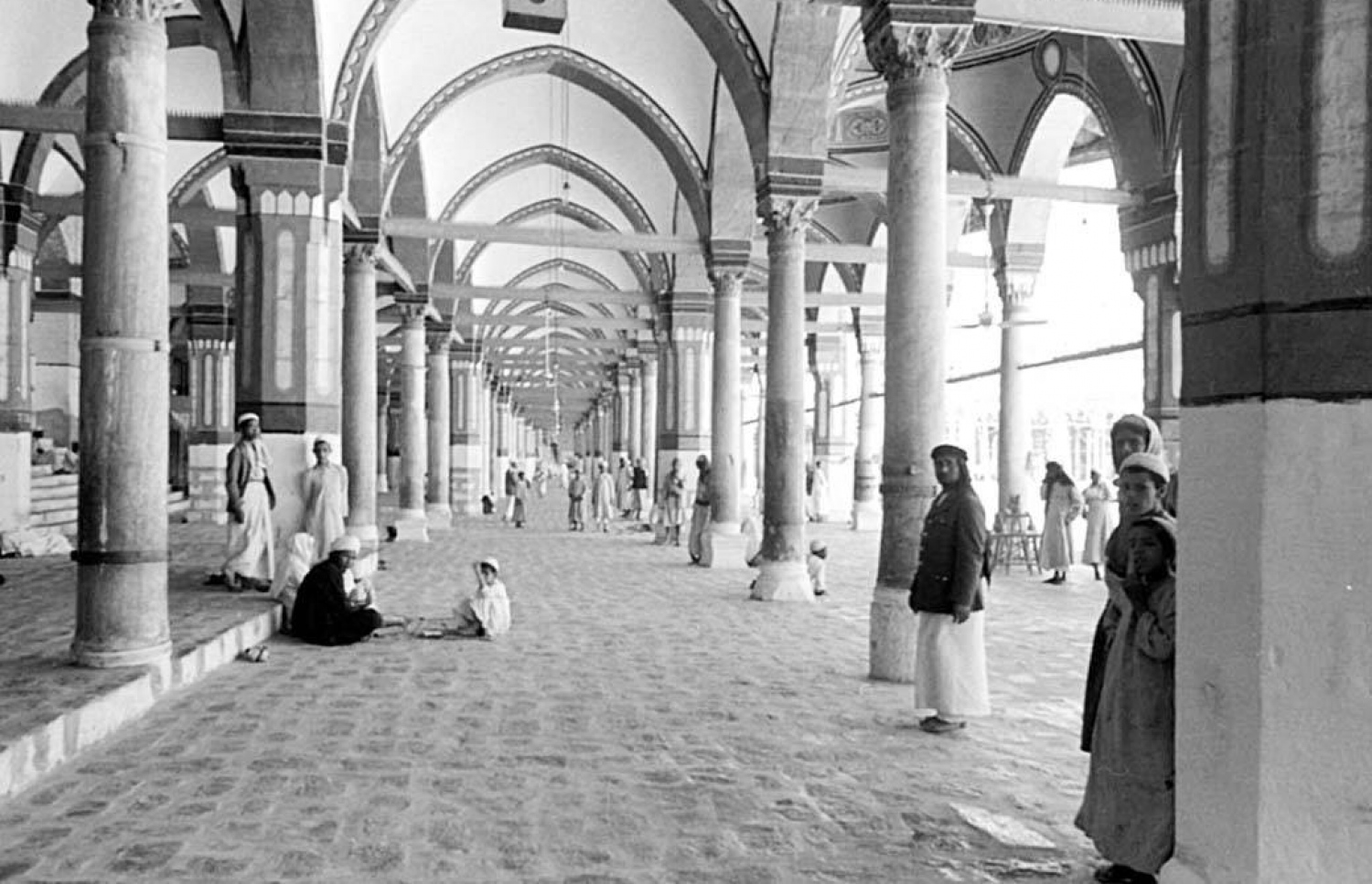 1947 ވަނަ އަހަރު ނަގާފައިވާ މި ފޮޓޯ އިން ފެންނަނީ، މައްކާގެ ހަރަމްފުޅުގެ ތެރޭގައި، ކުދި ގުއްބުތަކަކުން ޒީނަތްތެރިކޮށް އުސްމާނީ ދައުލަތުގެ ފަރާތުން އޭރު ބިނާ ކުރި ޕޯޓިކޯގެ އެތެރެ އެވެ.