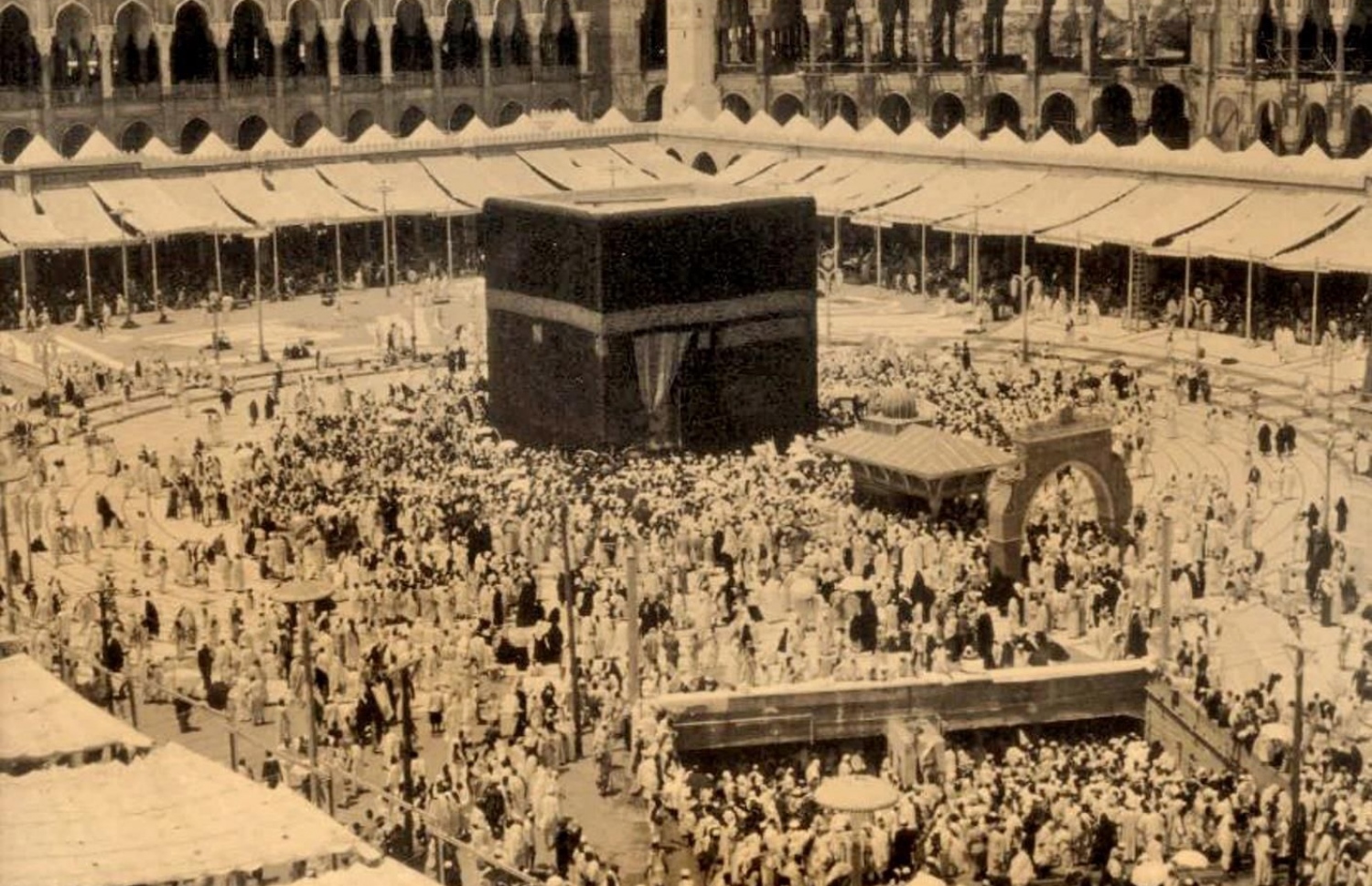 ހަރަމްފުޅު ބޮޑު ކުރުމުގެ މަޝްރޫއު ފެށުމުގެ ކުރިން އޮތް ގޮތް. މި ފޮޓޯގައި ޒަމްޒަމް ވަޅާ ހަމައަށް ދާން އޮތް ބިންގަރާސް މަގަށް ވަދެވޭ ތަނާއި، މަގާމު އިބްރާހީމް އާއި ބާބް ބަނީ ޝައިބާ ދޮރޯށި ވެސް ފެންނަން އެބަހުރި.