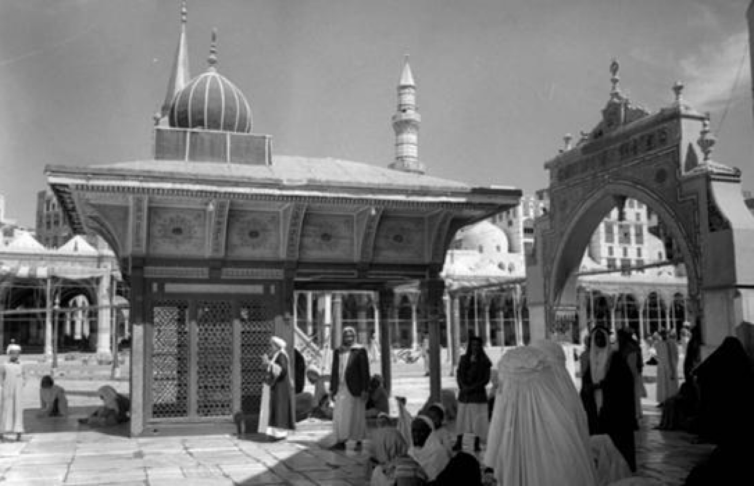 1940ގެ އަހަރުތަކުގެ މި ފޮޓޯ އިން ފެންނަނީ، މަގާމް އިބްރާހީމް ހިޔާ ކުރުމަށް އެ ދުވަސްވަރު ހަދާފައި ހުރި އިމާރާތް.