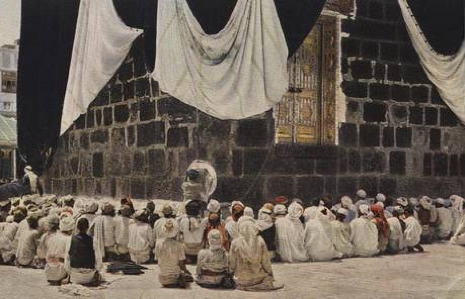 1953 ވަނަ އަހަރު ނަގާފައިވާ މި ފޮޓޯ އިން ފެންނަނީ، ނަމާދު ވަގުތެއްގައި ނަމާދު ކުރުމަށްޓަކައި ގެފުޅުގެ ވަށައިގެން ބަޔަކު އިށީނދެލައިގެން ތިބި މަންޒަރެވެ.