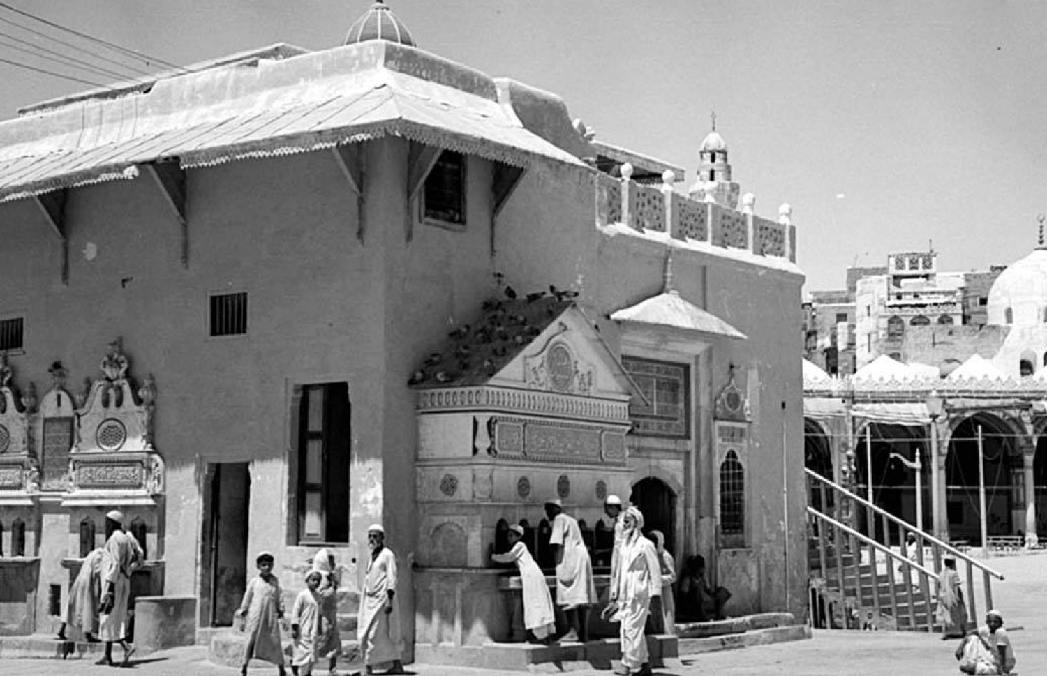 1940 ވަނަ އަހަރު ނަގާފައިވާ މި ފޮޓޯ އިން ފެންނަނީ، މައްކާގެ ހަރަމްފުޅުގެ ތެރޭގައި ގެފުޅާ މާ ދުރު ނޫން ހިސާބެއްގައި ހުރި ޒަމްޒަމް ވަޅު ހިޔާ ކުރުމަށް އެ ދުވަސްވަރު ހަދާފައި ހުރި އިމާރާތް.