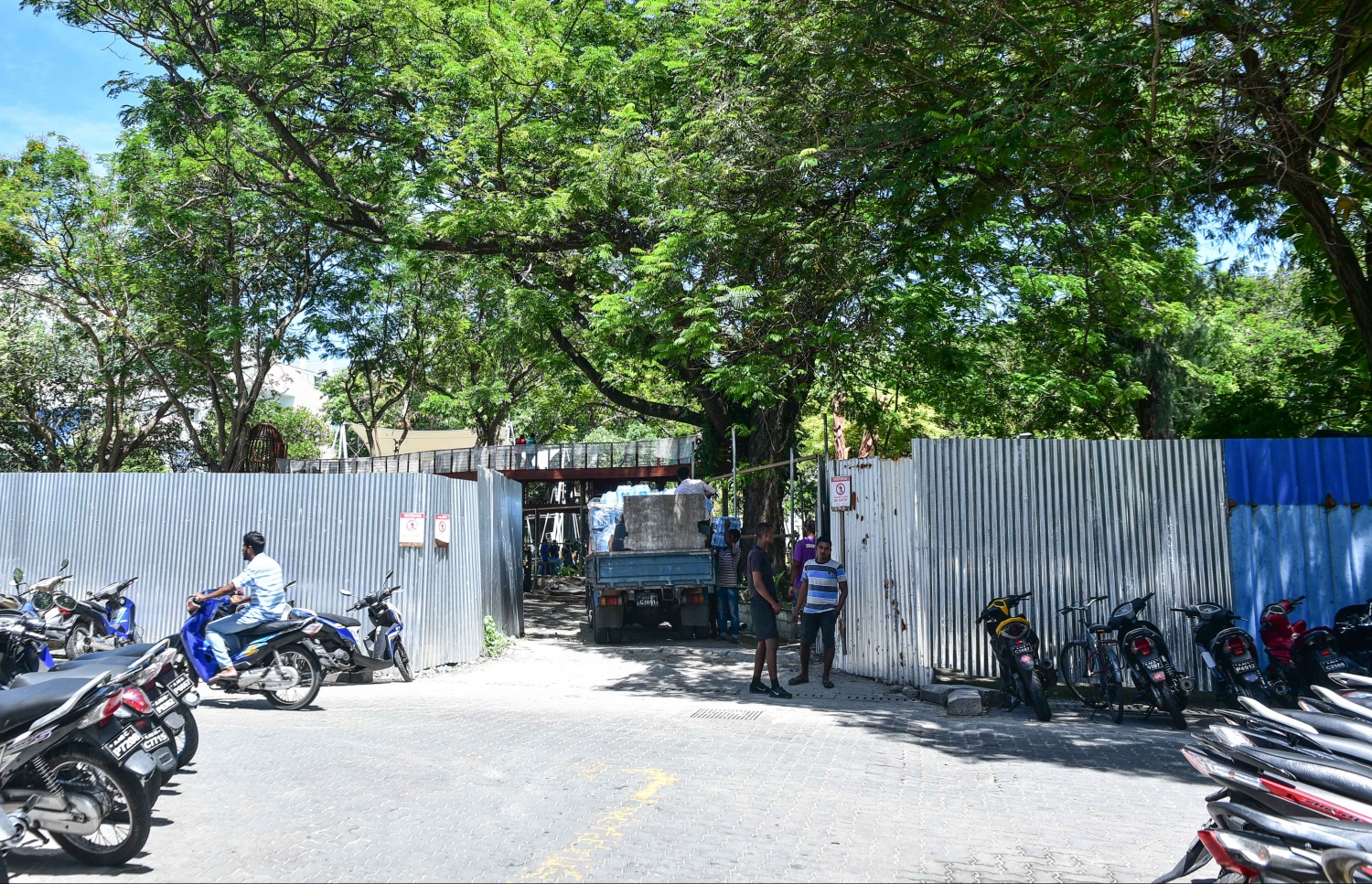 ސަލްޓަން ޕާކް މިރޭ ރަސްމީކޮށް ހުޅުވުމަށްޓަކައި އެންމެ ފަހުގެ ތައްޔާރީތައް މިއަދު ކުރިއަށް ގެންދަނީ: އެ ތަން މިރޭ ހުޅުއްވައި ދެއްވަނީ ރައީސް ޔާމީންގެ ދެކަނބަލުން.---މިހާރު ފޮޓޯ: ހުސެއިން ވަހީދު