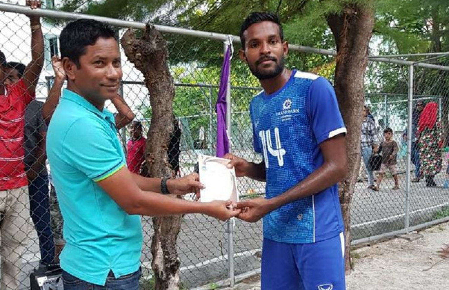 ގްރޭންޑް ޕާކުގެ އެޑަމް (ކ)އާ މޮޅު ކުޅުންތެރިއާގެ އިނާމް ހަވާލުކުރަނީ.--