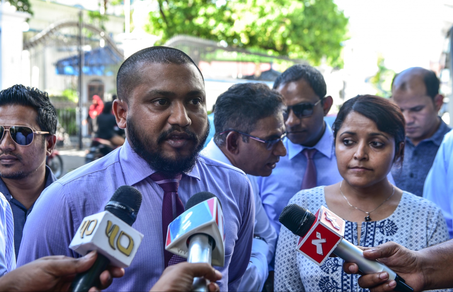 ރައްޔިތުންގެ މަޖިލީހުގެ މެމްބަރުންތަކަކަށް ނުހައްގުން އަނިޔާދެމުންދާ ކަމަށް ވިދާޅުވެ ކަންބޮޑުވުންފާޅުކުރައްވައި އަލީ ޒާހިރު ނޫސްވެރިންނާ ވާހަކަ ދައްކަވަނީ. --ފޮޓޯ: ހުސެއިން ވަހީދު/ މިހާރު