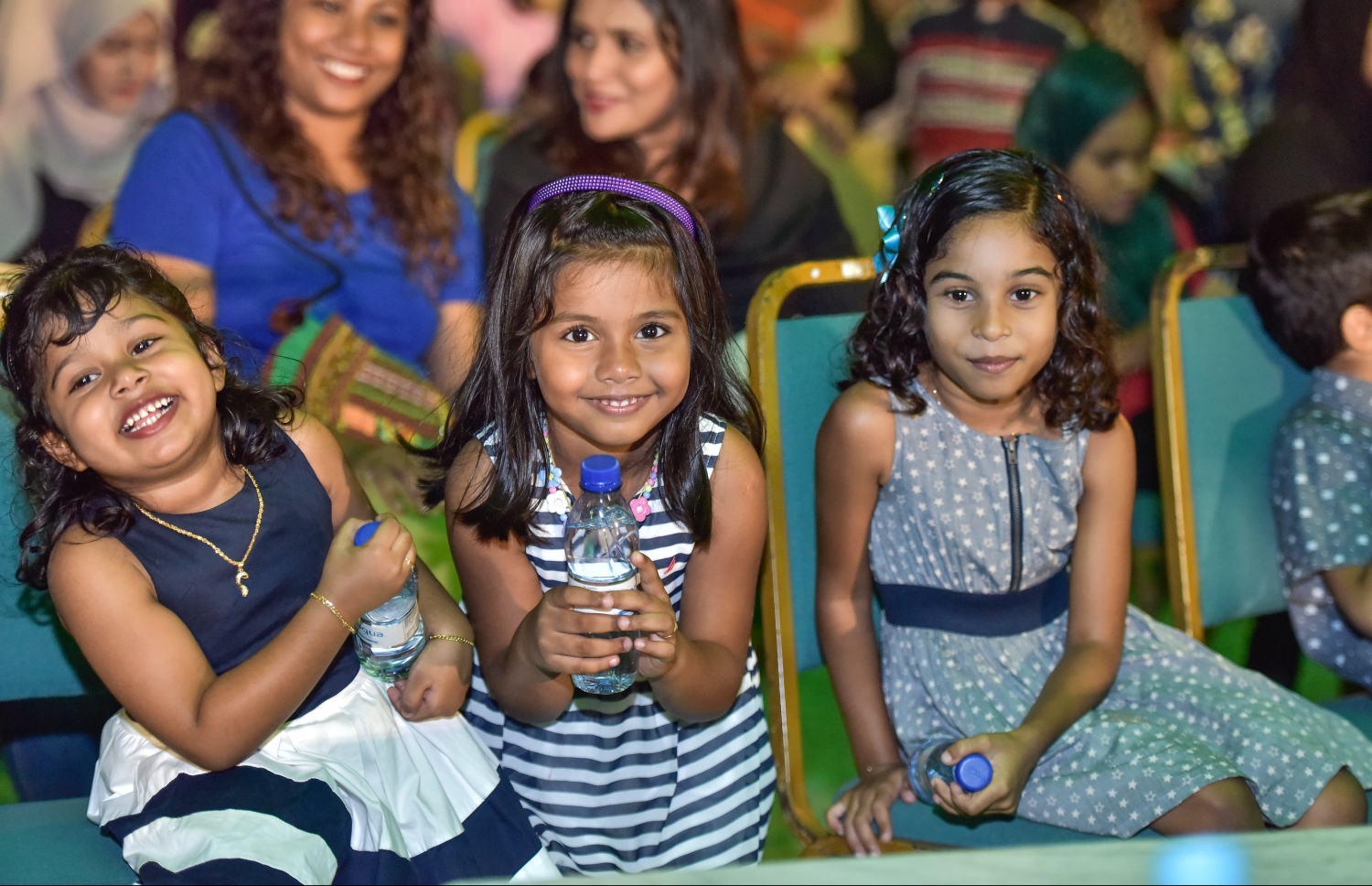 މާލެ: އޮގަސްޓް 21، 2017- ސަލްޓަން ޕާކް ތަރައްގީކޮށް "ރަސްރަނި" ބަގީޗާ ގެ ނަމުގައި ބޮޑެތި ބަދަލުތަކާ އެކު އަލުން ހުޅުވުމުގެ ރަސްމިއްޔާތުގައި ބައިވެރިވި ބައެއް ކުޑަކުދިން: މިތަން މިހާރު ޒަމާނީ ފެންވަރަށް ބަދަލުކޮށް ކުޑަކުދިންނާއި ބޮޑެތި މީހުންނާ ގުޅޭ ކަންކަން ވެސް ވަނީ ފަހިކޮށްދީފައި.---މިހާރު ފޮޓޯ: ނިޝާން އަލީ