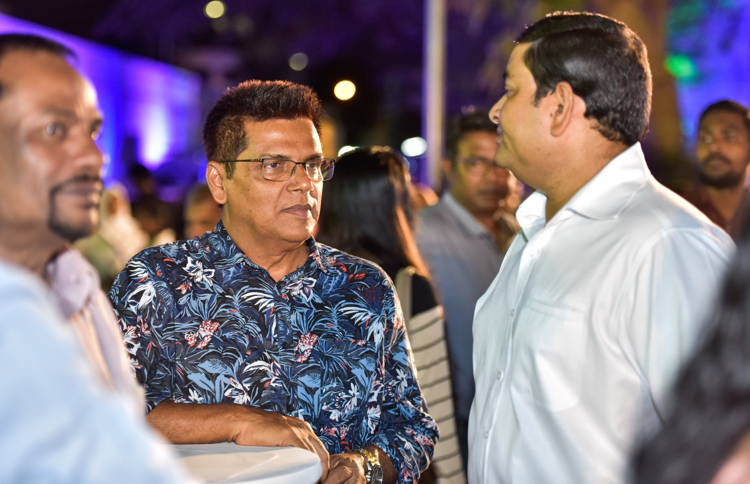 މާލެ: އޮގަސްޓް 21، 2017- ސަލްޓަން ޕާކް ތަރައްގީކޮށް "ރަސްރަނި" ބަގީޗާ ގެ ނަމުގައި ބޮޑެތި ބަދަލުތަކާ އެކު އަލުން ހުޅުވުމަށް ބޭއްވި ރަސްމިއްޔާތުގައި ރައްޔިތުންގެ މަޖިލިހުގެ ނައިބު ރައީސް މޫސާ މަނިކާއި ފިޝަރީޒް މިނިސްޓަރު ޝައިނީ: މިތަން މިހާރު ޒަމާނީ ފެންވަރަށް ބަދަލުކޮށް ކުޑަކުދިންނާއި ބޮޑެތި މީހުންނާ ގުޅޭ ކަންކަން ވެސް ވަނީ ފަހިކޮށްދީފައި.---މިހާރު ފޮޓޯ: ނިޝާން އަލީ