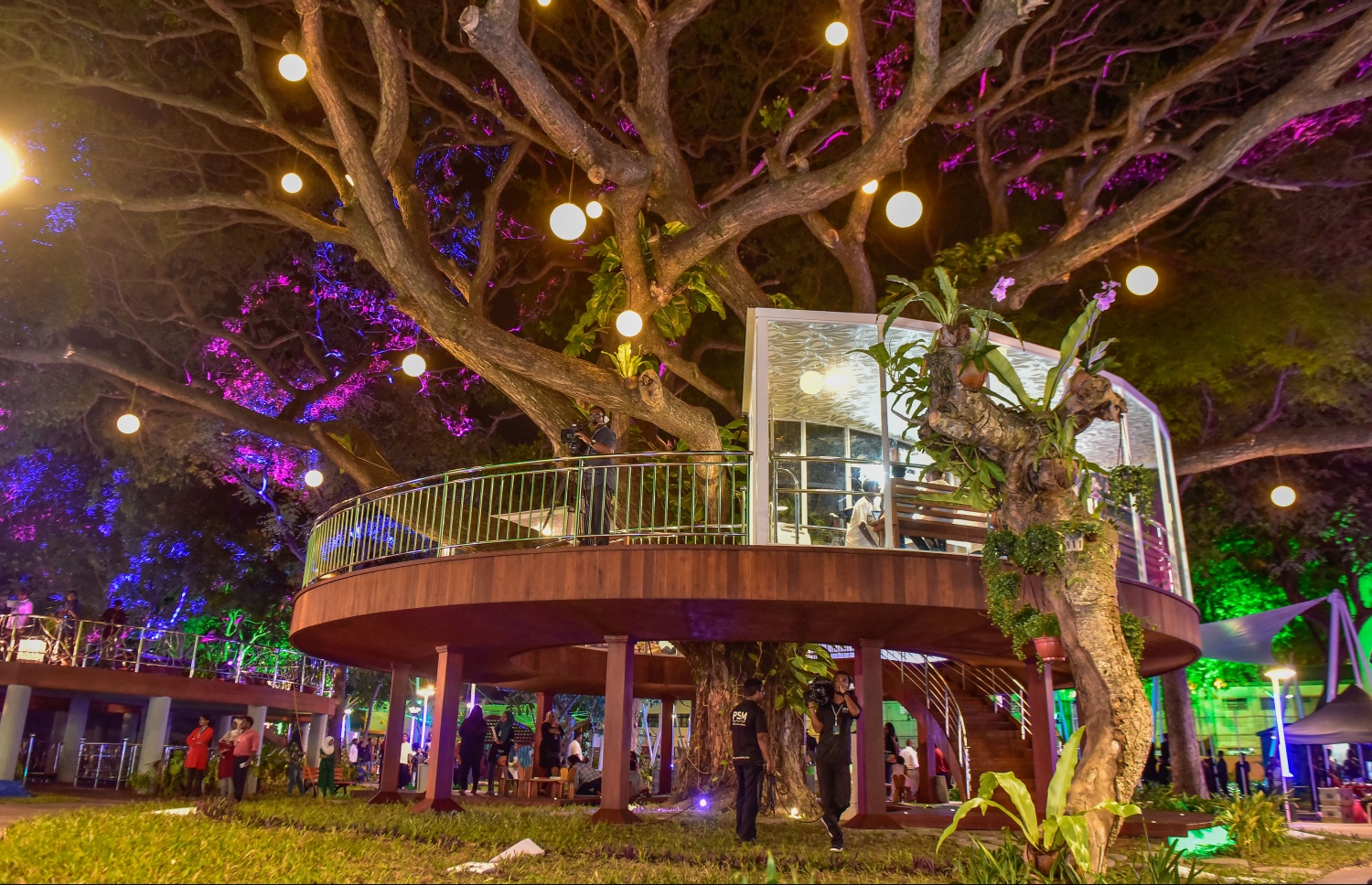 މާލެ: އޮގަސްޓް 21، 2017- ސަލްޓަން ޕާކް ތަރައްގީކޮށް "ރަސްރަނި" ބަގީޗާ ގެ ނަމުގައި ބޮޑެތި ބަދަލުތަކާ އެކު އަލުން ހުޅުވުން: މިތަން މިހާރު ޒަމާނީ ފެންވަރަށް ބަދަލުކޮށް ކުޑަކުދިންނާއި ބޮޑެތި މީހުންނާ ގުޅޭ ކަންކަން ވެސް ވަނީ ފަހިކޮށްދީފައި.---މިހާރު ފޮޓޯ: ނިޝާން އަލީ