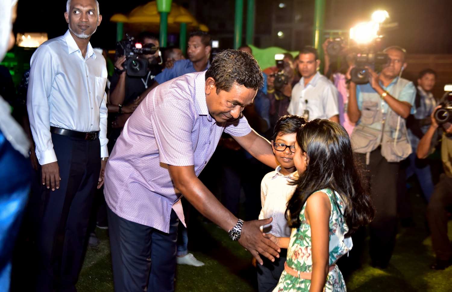 މާލެ: އޮގަސްޓް 21، 2017- ސަލްޓަން ޕާކް ތަރައްގީކޮށް "ރަސްރަނި" ބަގީޗާ ގެ ނަމުގައި ބޮޑެތި ބަދަލުތަކާ އެކު އަލުން ހުޅުއްވައި ދެއްވުމަށް ފަހު ރައީސް ޔާމީން ކުޑަކުއްޖަކާ ސަލާމް ކުރައްވަނީ: މިތަން މިހާރު ޒަމާނީ ފެންވަރަށް ބަދަލުކޮށް ކުޑަކުދިންނާއި ބޮޑެތި މީހުންނާ ގުޅޭ ކަންކަން ވެސް ވަނީ ފަހިކޮށްދީފައި.---މިހާރު ފޮޓޯ: ނިޝާން އަލީ