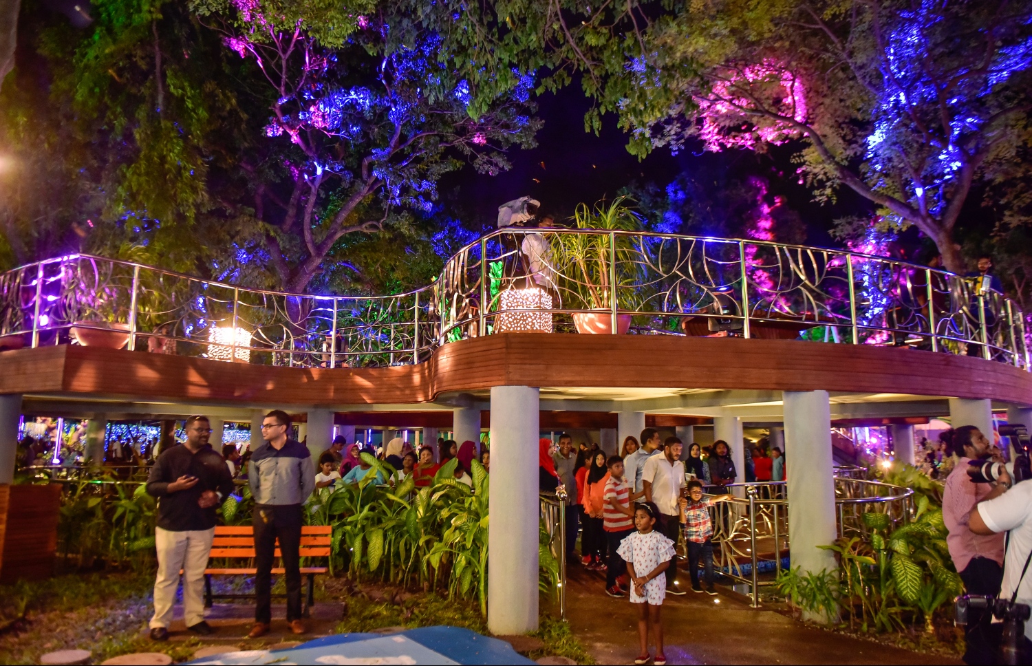 މާލެ: އޮގަސްޓް 21، 2017- ސަލްޓަން ޕާކް ތަރައްގީކޮށް "ރަސްރަނި" ބަގީޗާ ގެ ނަމުގައި ބޮޑެތި ބަދަލުތަކާ އެކު އަލުން ހުޅުވުން: މިތަން މިހާރު ޒަމާނީ ފެންވަރަށް ބަދަލުކޮށް ކުޑަކުދިންނާއި ބޮޑެތި މީހުންނާ ގުޅޭ ކަންކަން ވެސް ވަނީ ފަހިކޮށްދީފައި.---މިހާރު ފޮޓޯ: ނިޝާން އަލީ