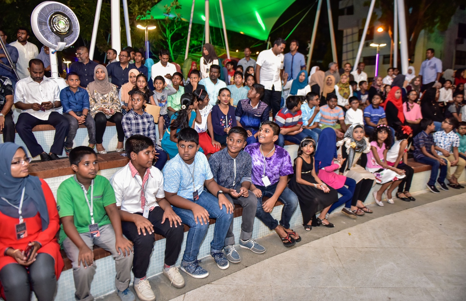 މާލެ: އޮގަސްޓް 21، 2017- ސަލްޓަން ޕާކް ތަރައްގީކޮށް "ރަސްރަނި" ބަގީޗާ ގެ ނަމުގައި ބޮޑެތި ބަދަލުތަކާ އެކު އަލުން ހުޅުވުމަށް ބޭއްވި ރަސްމިއްޔާތުގައި ބައިވެރިވި ބައެއް ކުޑަކުދިން: މިތަން މިހާރު ޒަމާނީ ފެންވަރަށް ބަދަލުކޮށް ކުޑަކުދިންނާއި ބޮޑެތި މީހުންނާ ގުޅޭ ކަންކަން ވެސް ވަނީ ފަހިކޮށްދީފައި.---މިހާރު ފޮޓޯ: ނިޝާން އަލީ