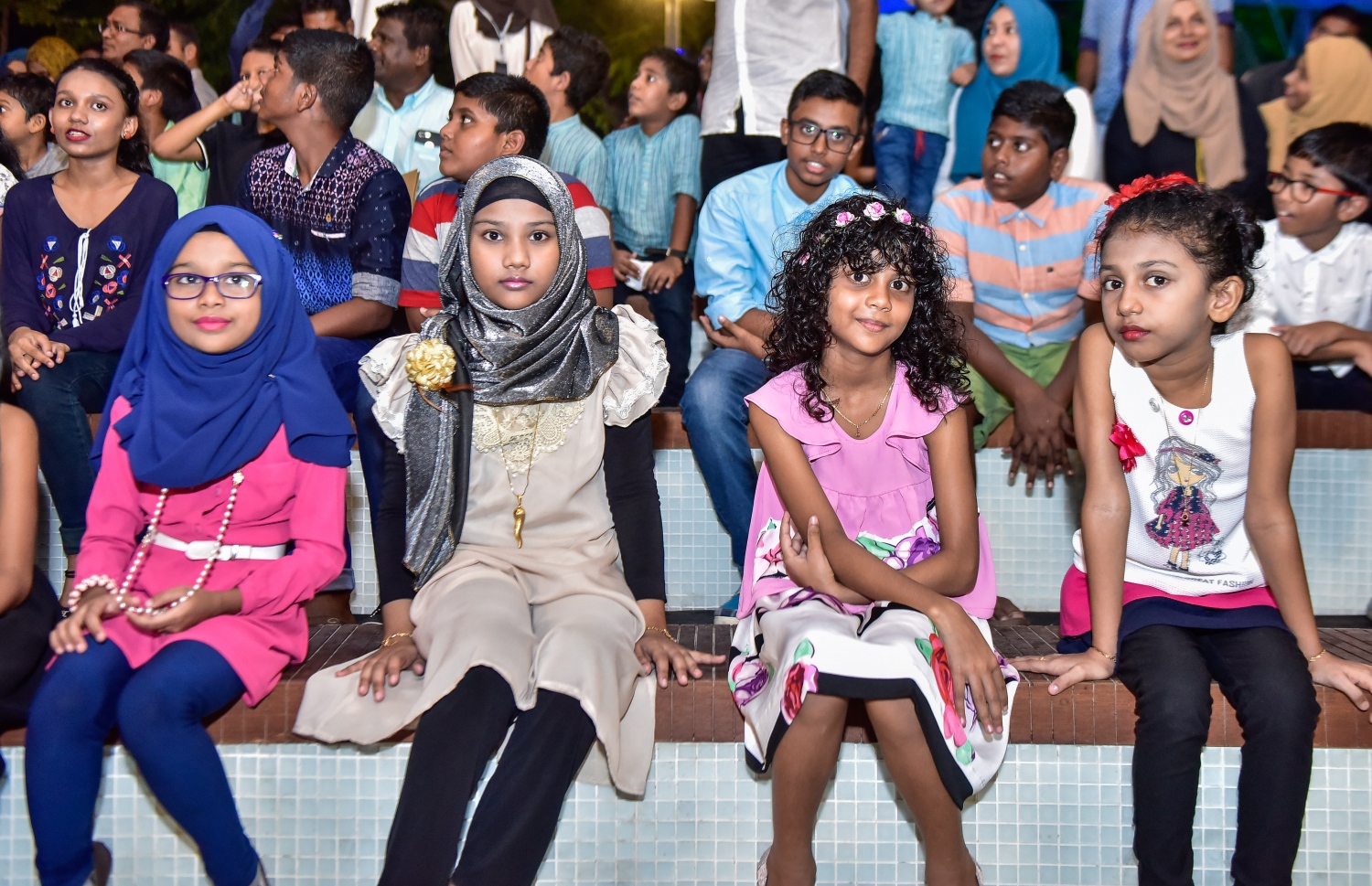 މާލެ: އޮގަސްޓް 21، 2017- ސަލްޓަން ޕާކް ތަރައްގީކޮށް "ރަސްރަނި" ބަގީޗާ ގެ ނަމުގައި ބޮޑެތި ބަދަލުތަކާ އެކު އަލުން ހުޅުވުމަށް ބޭއްވި ރަސްމިއްޔާތުގައި ބައިވެރިވި ބައެއް ކުޑަކުދިން: މިތަން މިހާރު ޒަމާނީ ފެންވަރަށް ބަދަލުކޮށް ކުޑަކުދިންނާއި ބޮޑެތި މީހުންނާ ގުޅޭ ކަންކަން ވެސް ވަނީ ފަހިކޮށްދީފައި.---މިހާރު ފޮޓޯ: ނިޝާން އަލީ