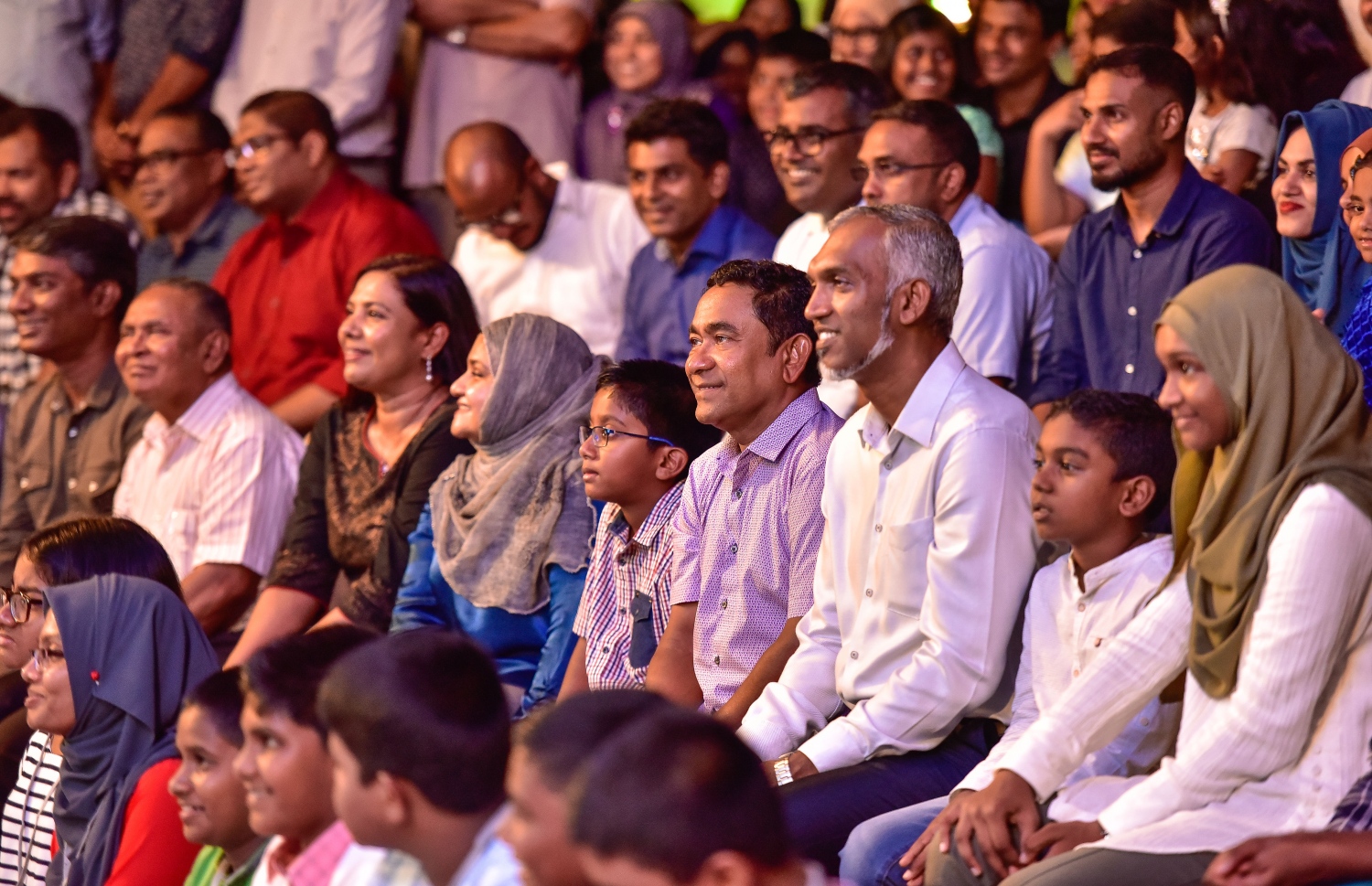 މާލެ: އޮގަސްޓް 21، 2017- ސަލްޓަން ޕާކް ތަރައްގީކޮށް "ރަސްރަނި" ބަގީޗާ ގެ ނަމުގައި ބޮޑެތި ބަދަލުތަކާ އެކު އަލުން ހުޅުވުމަށް ބޭއްވި ރަސްމިއްޔާތުގައި ރައީސް ޔާމީންގެ ދެކަނބަލުން ބައިވެރިވެވަޑައިގަންނަވަނީ: މިތަން މިހާރު ޒަމާނީ ފެންވަރަށް ބަދަލުކޮށް ކުޑަކުދިންނާއި ބޮޑެތި މީހުންނާ ގުޅޭ ކަންކަން ވެސް ވަނީ ފަހިކޮށްދީފައި.---މިހާރު ފޮޓޯ: ނިޝާން އަލީ